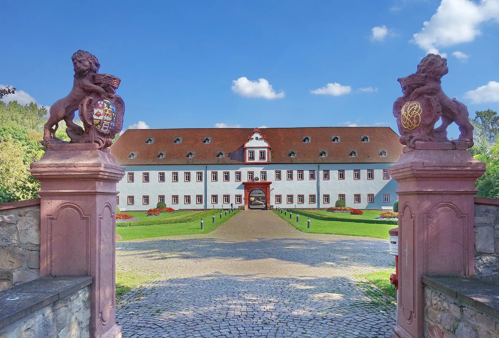 Blick durch die Torpfeiler auf Schloss Schönborn in Heusenstamm
