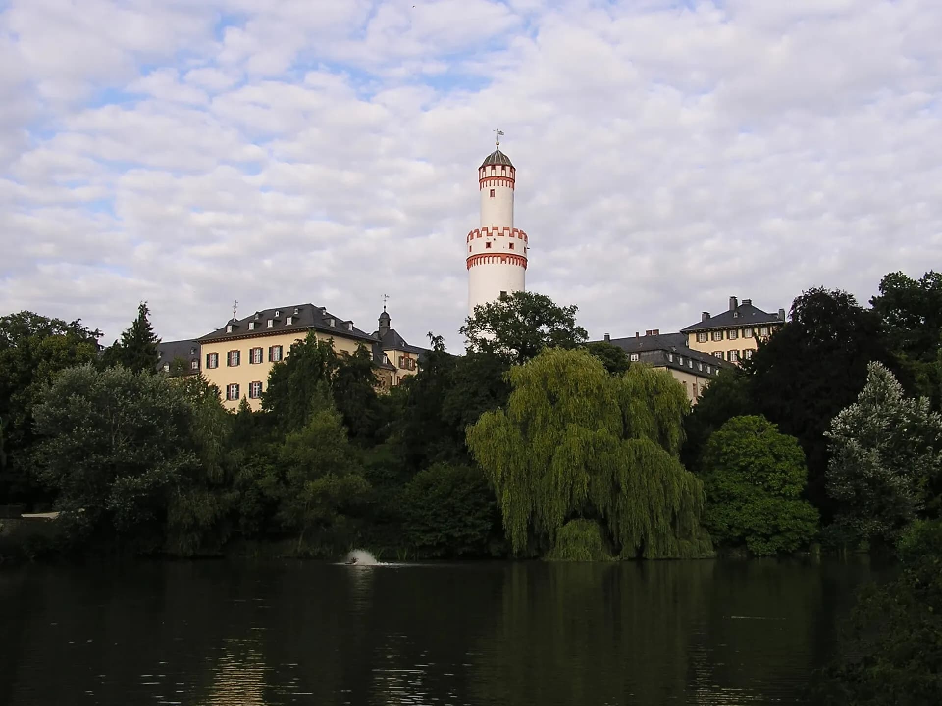 Schlossturm über dem Weiher mit Trauerweiden in Bad Homburg