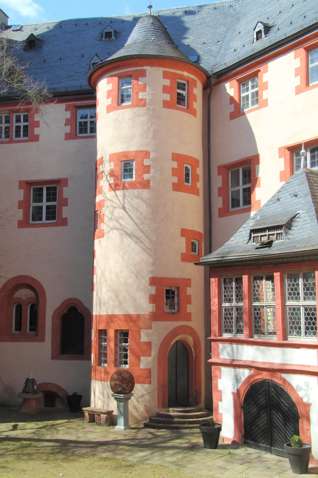 Treppenturm im Innenhof von Schloss Büdingen