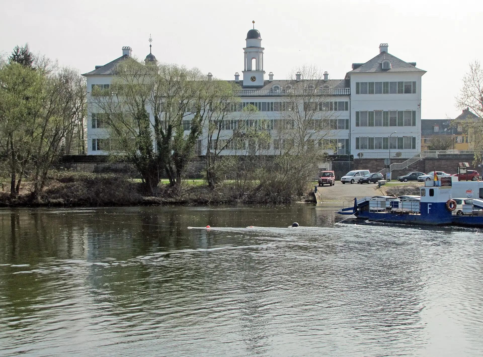 Blick über den Main auf das Rumpenheimer Schloss in Offenbach-Rumpenheim