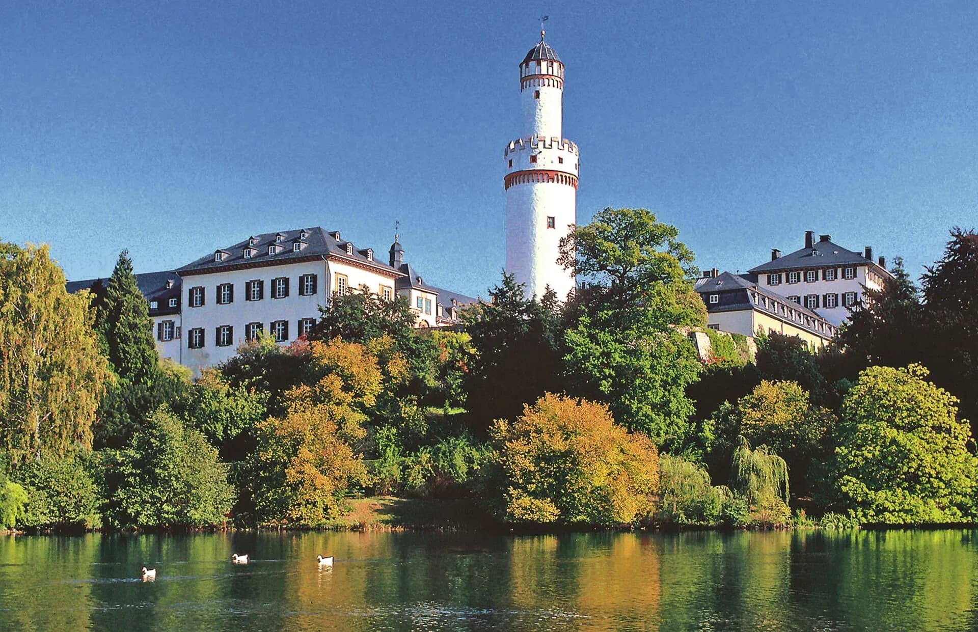 Schloss mit Weißem Turm über dem Weiher in Bad Homburg