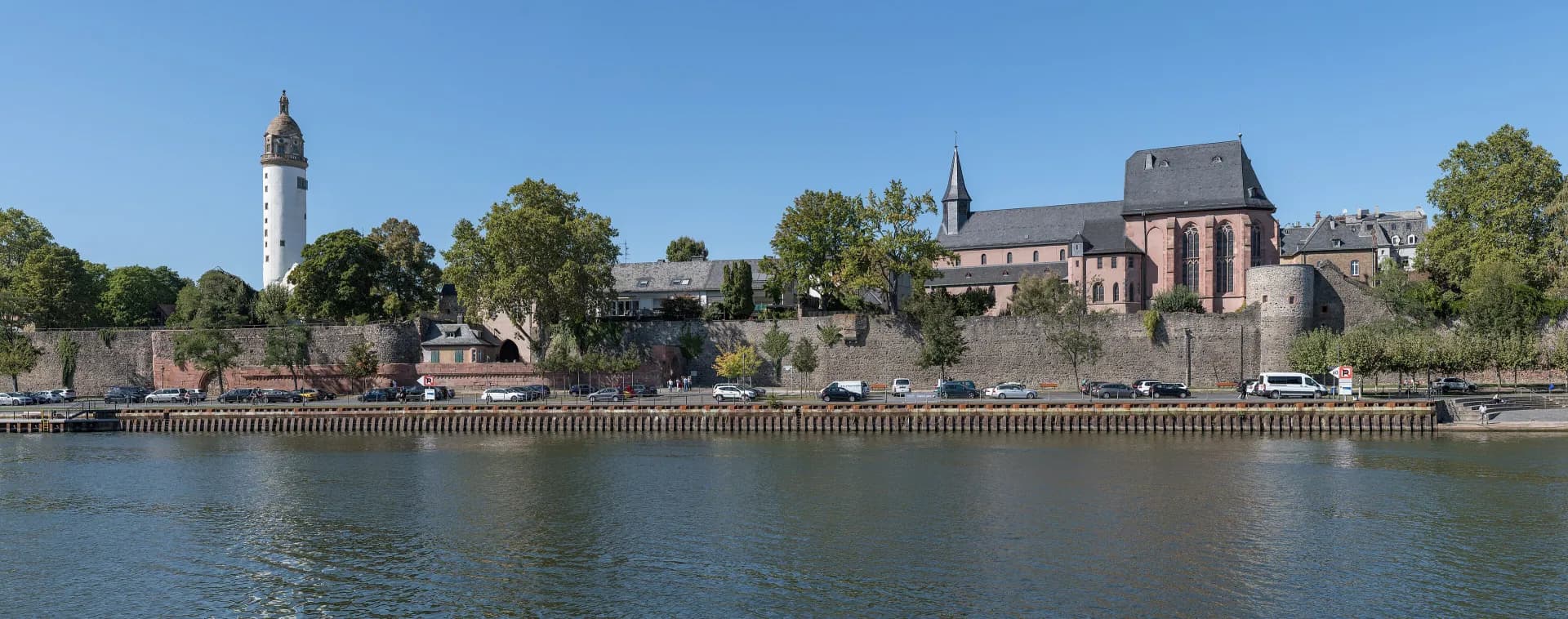 Höchster Schloss und Justinuskirche vom Main aus in Frankfurt Höchst