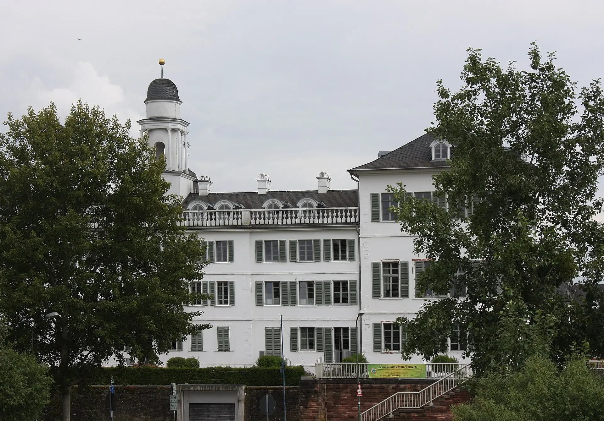 Rumpenheimer Schloss vom Mainufer aus in Offenbach-Rumpenheim