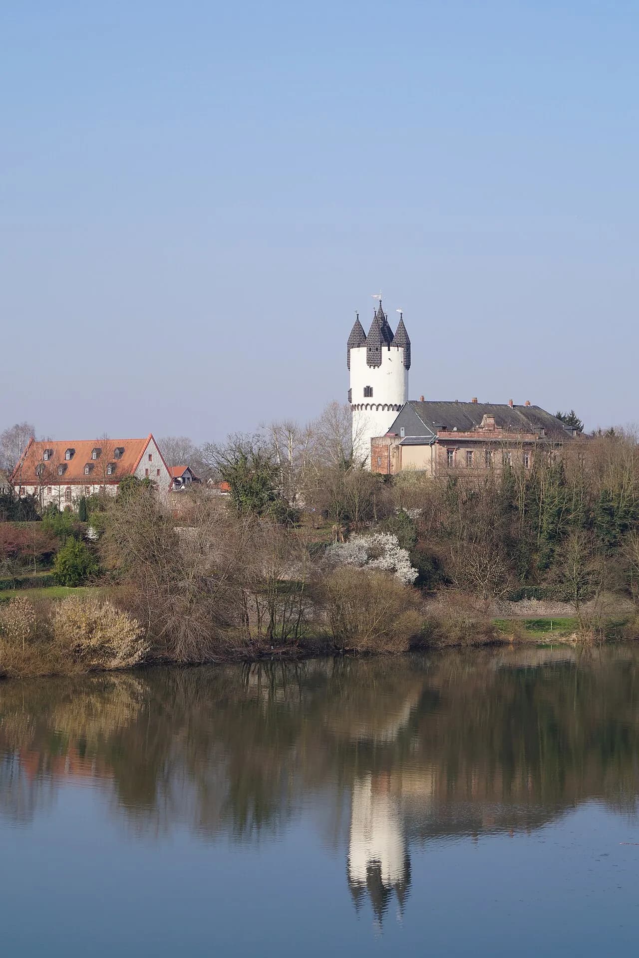 Schloss Steinheim vom gegenüberliegenden Mainufer