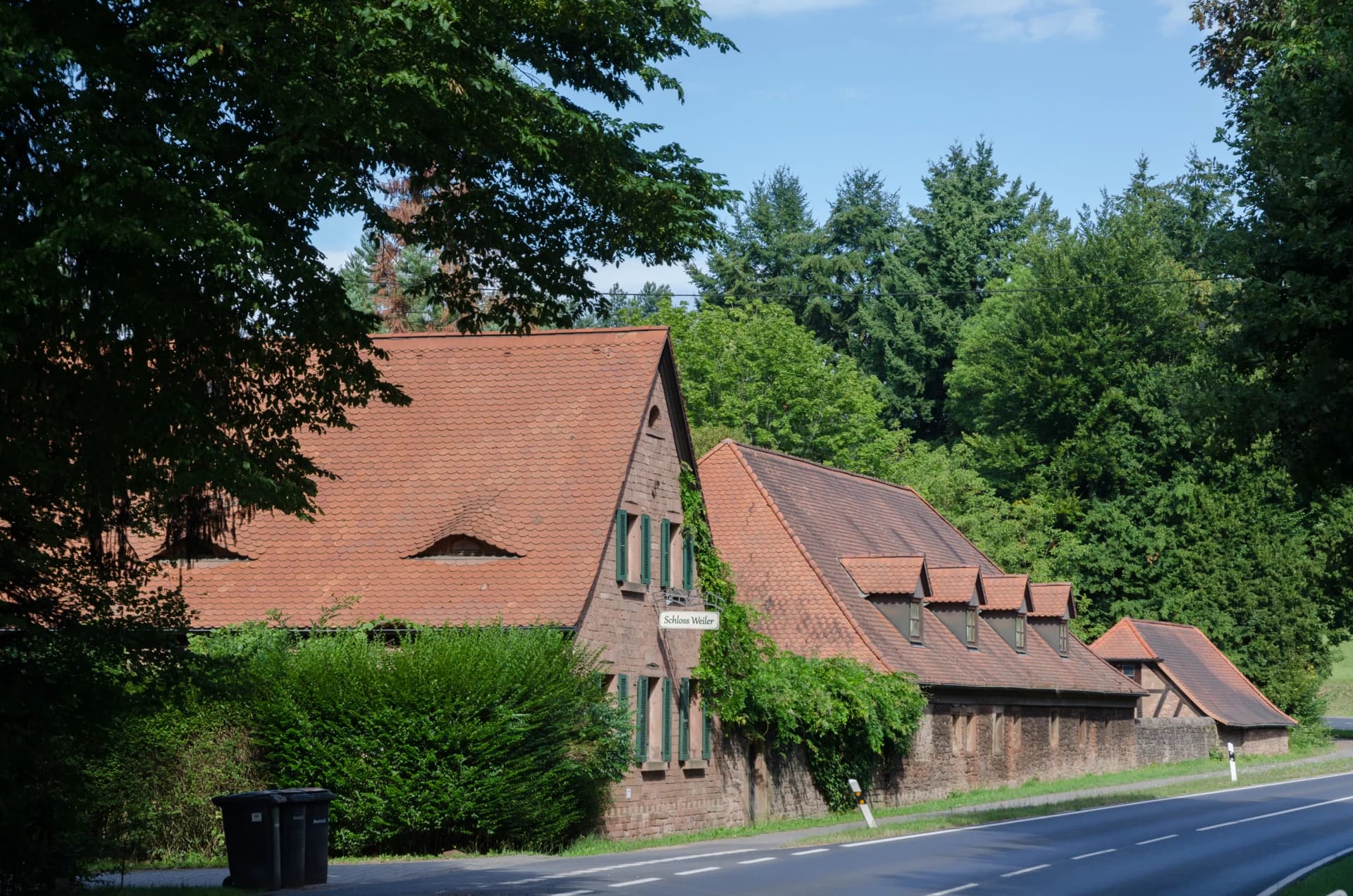 Nebengebäude von Schloss Weiler in Bessenbach