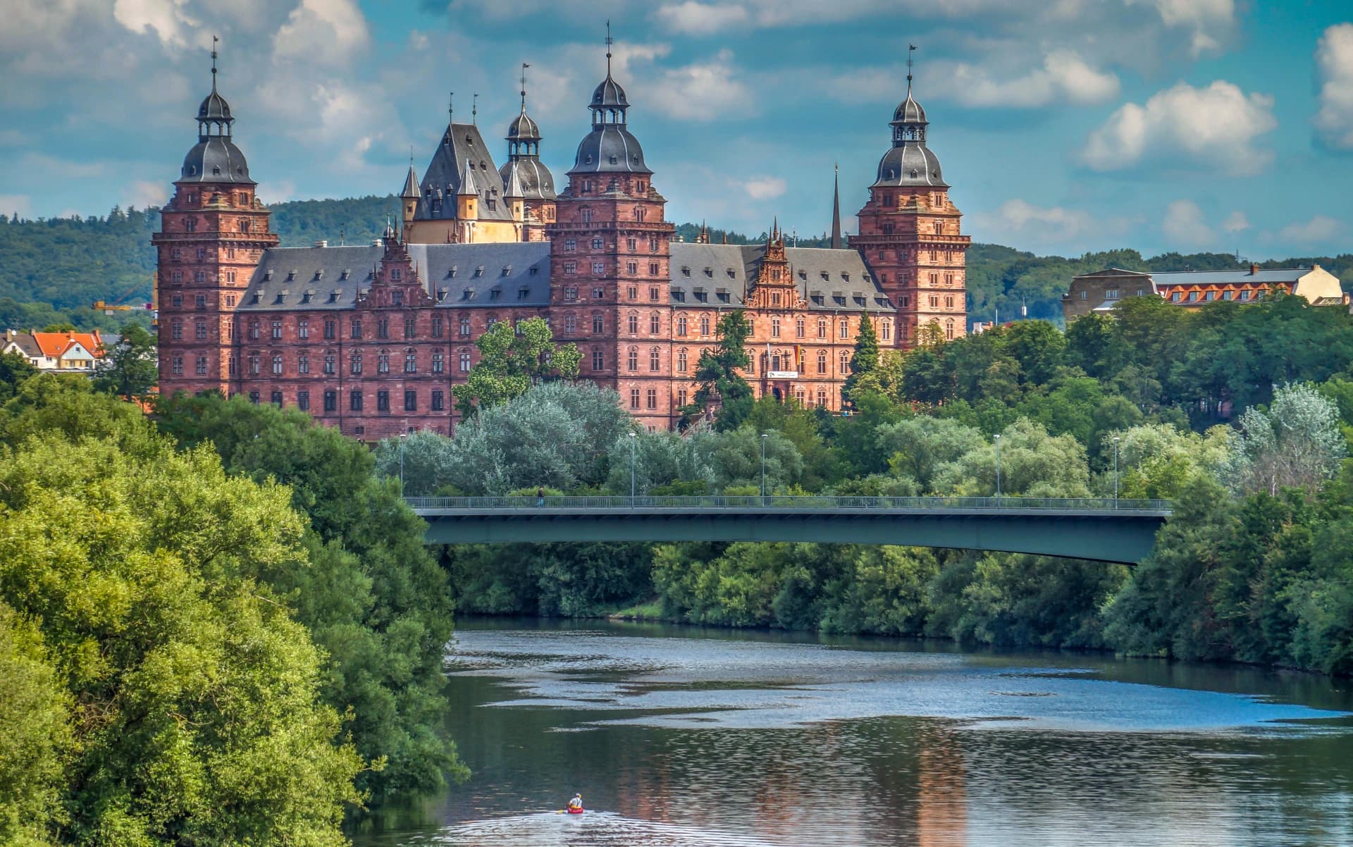 Schloss Johannisburg mit Willigisbrücke über dem Main in Aschaffenburg