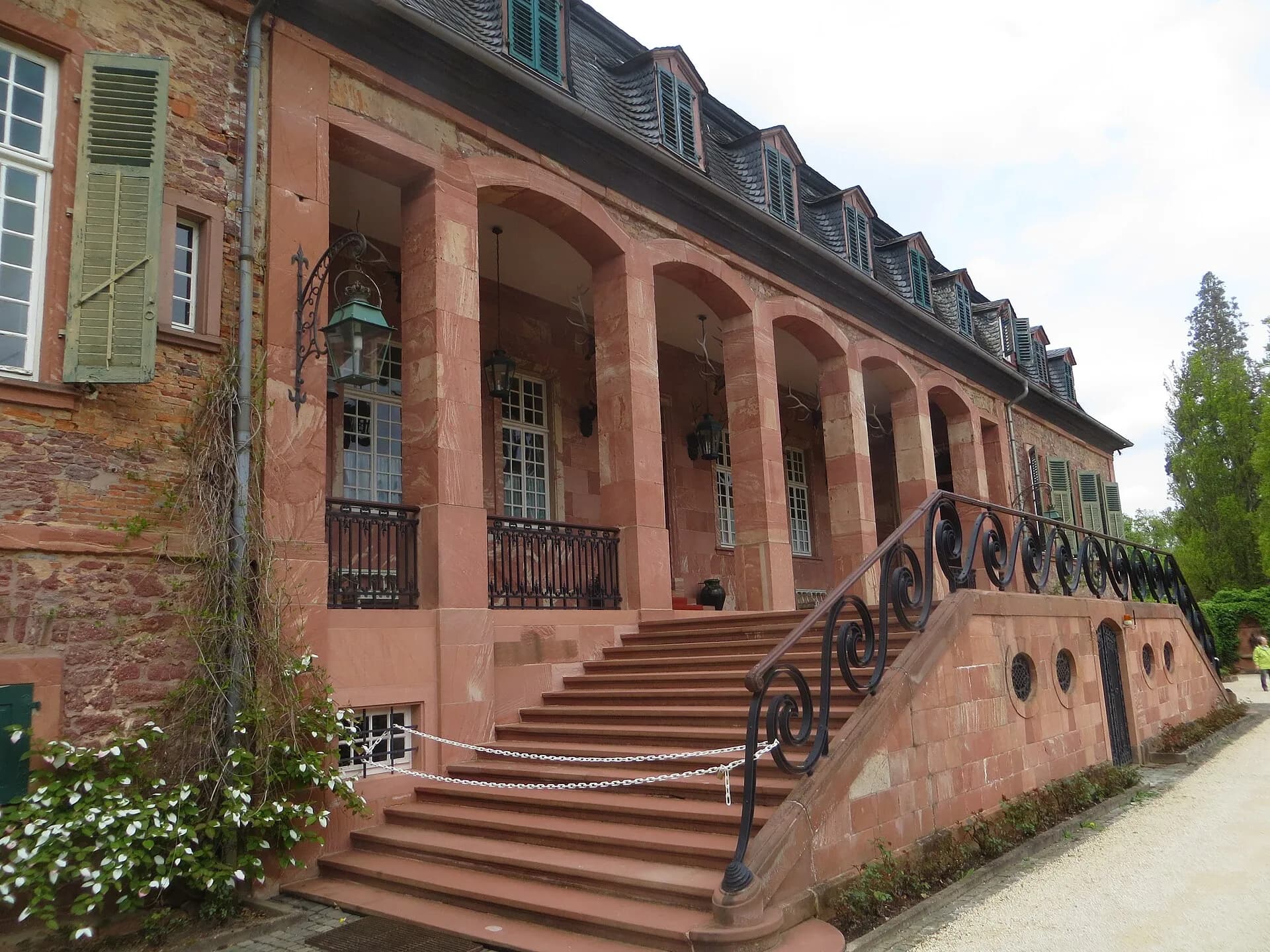 Freitreppe am Herrenhaus von Schloss Wolfsgarten bei Langen