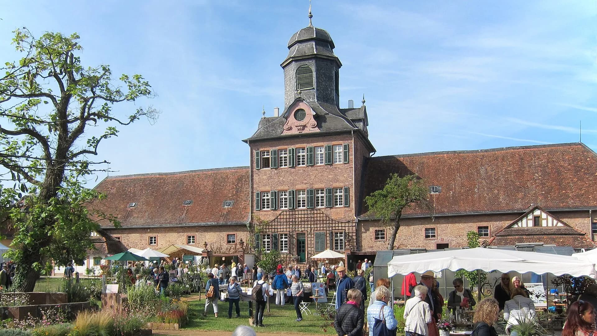 Gartenfest vor Schloss Wolfsgarten bei Langen