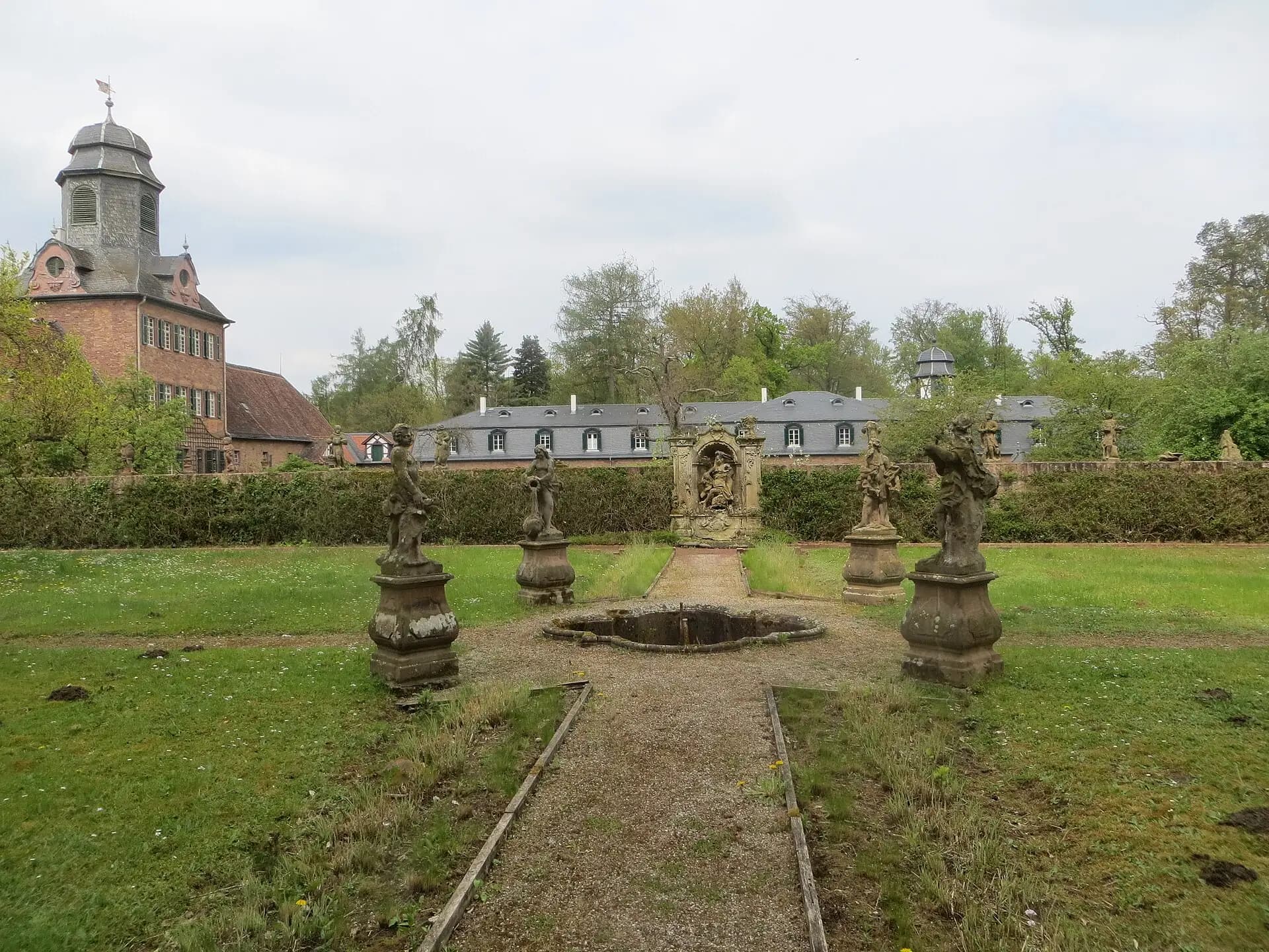 Glockenbau von Schloss Wolfsgarten bei Langen mit Garten