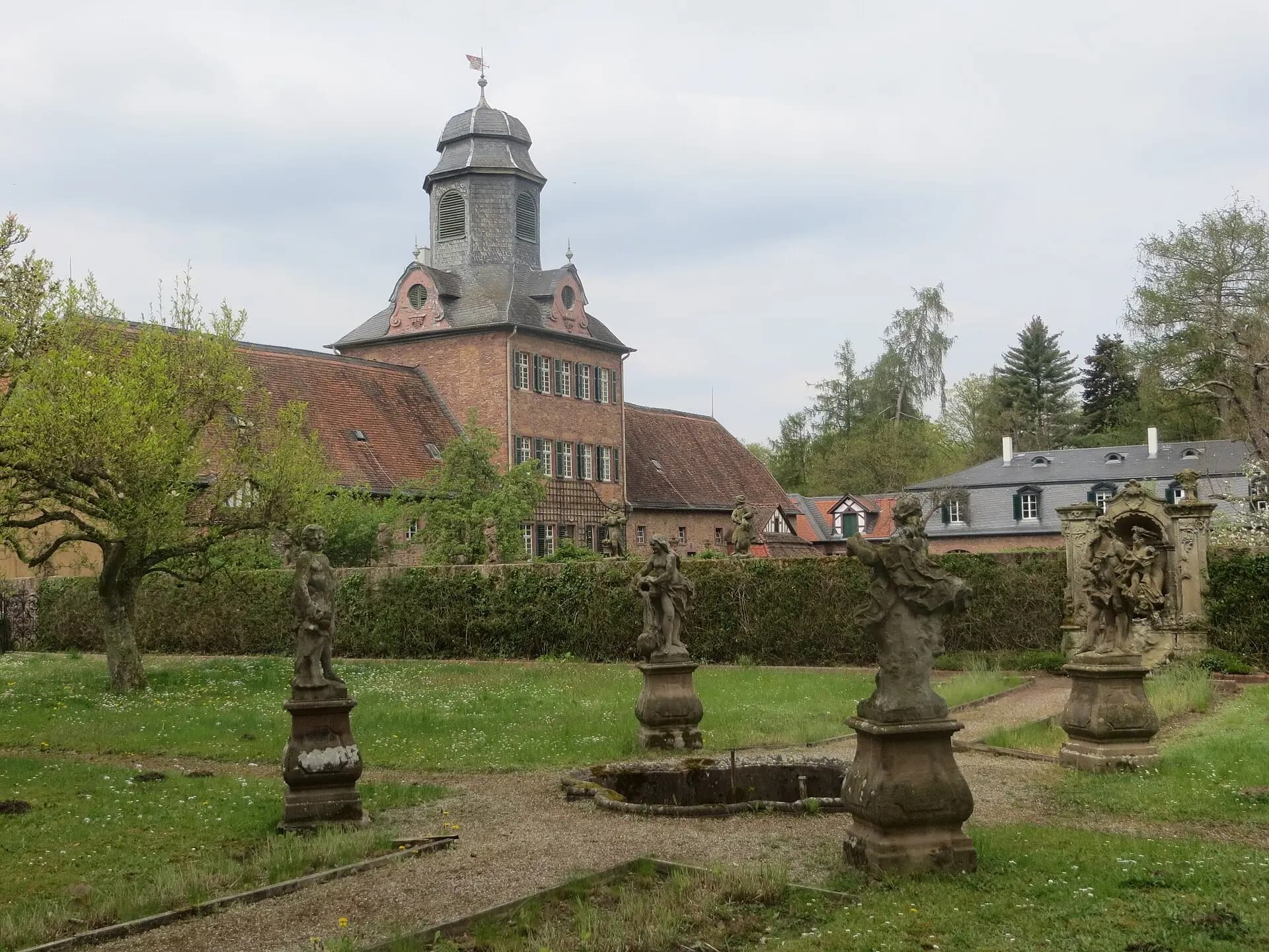 Glockenbau von Schloss Wolfsgarten bei Langen zwischen Obstbäumen