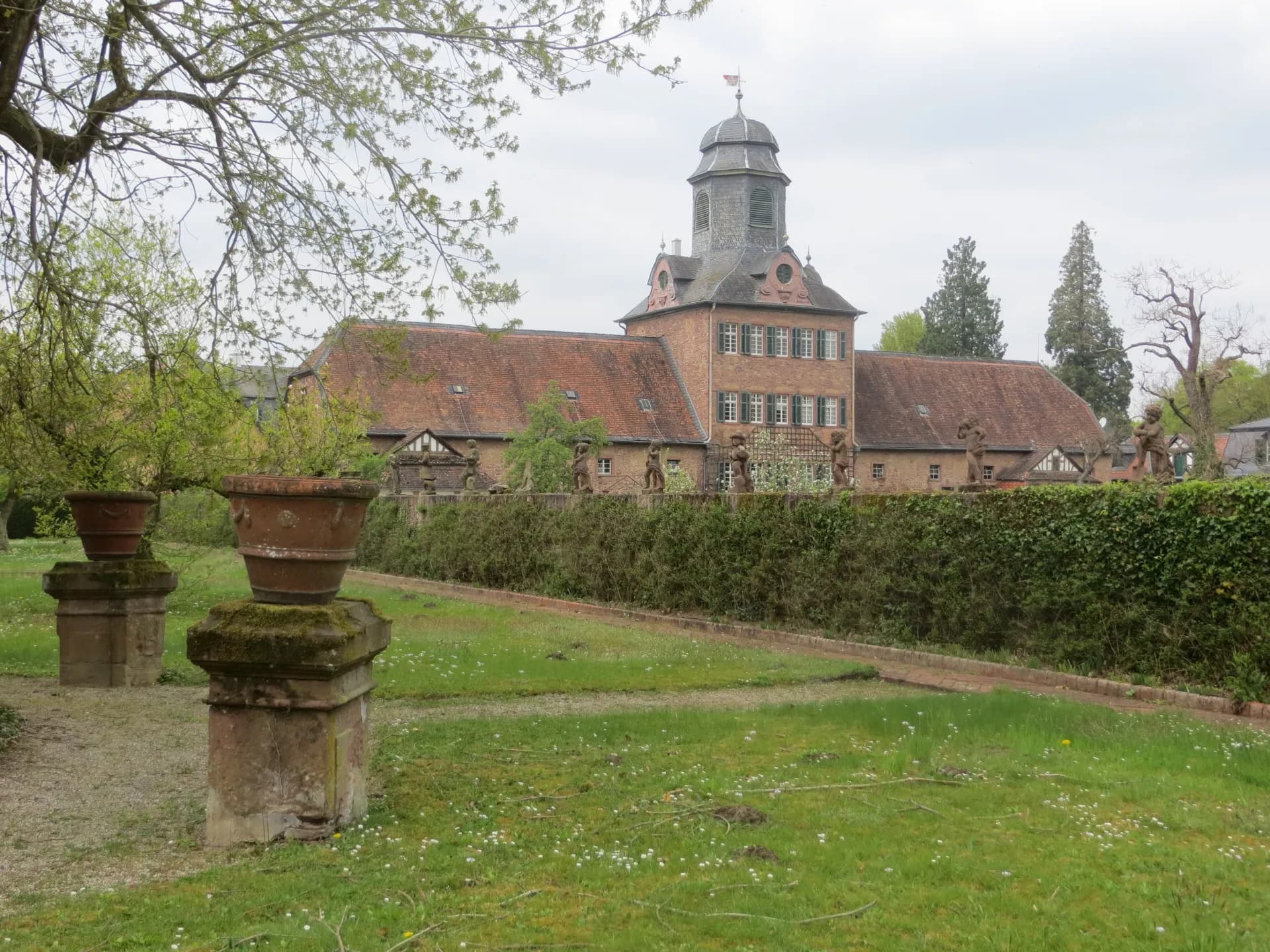 Glockenbau von Schloss Wolfsgarten bei Langen mit Pflanzkübeln