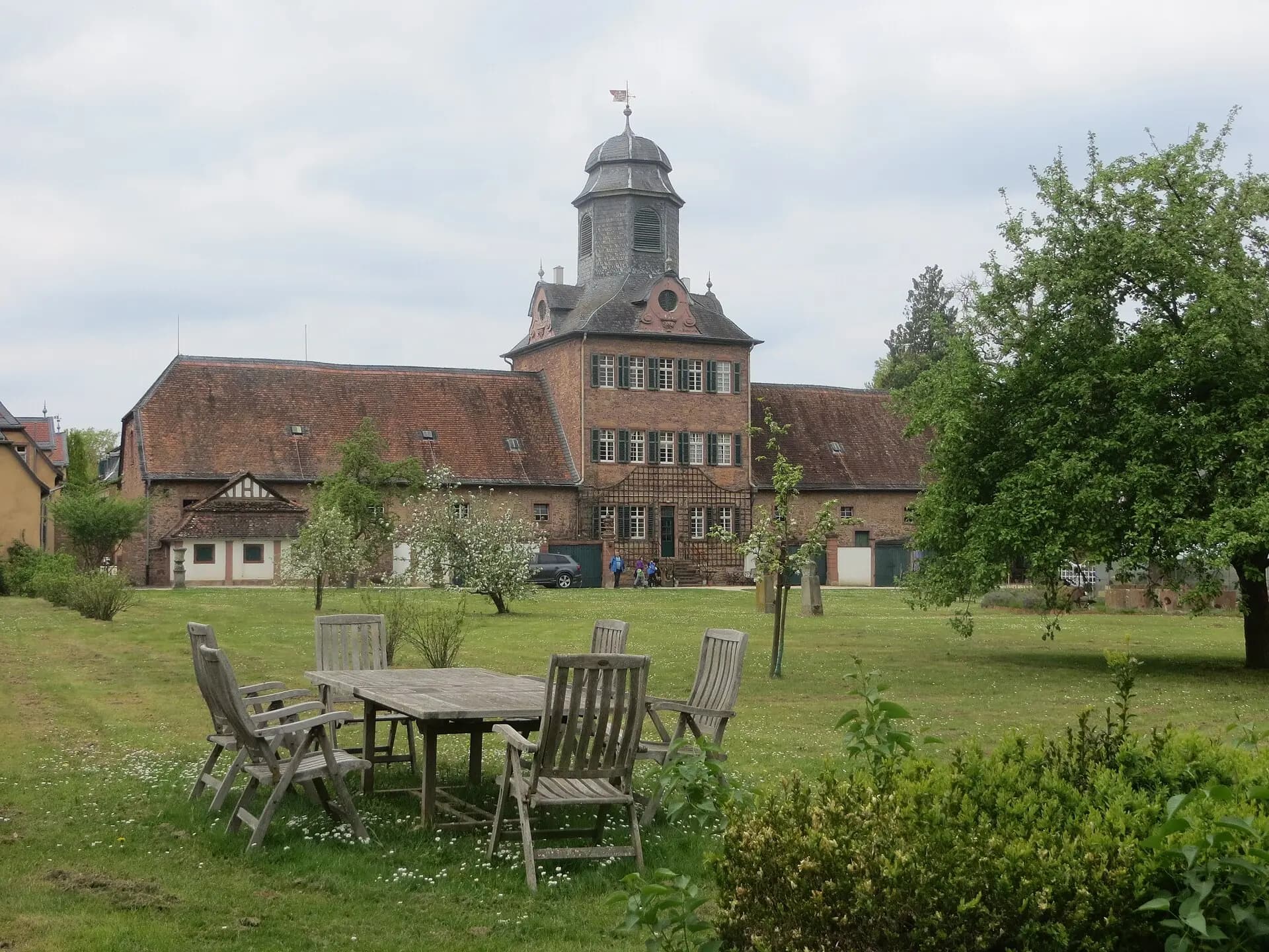 Glockenbau von Schloss Wolfsgarten bei Langen über der Wiese