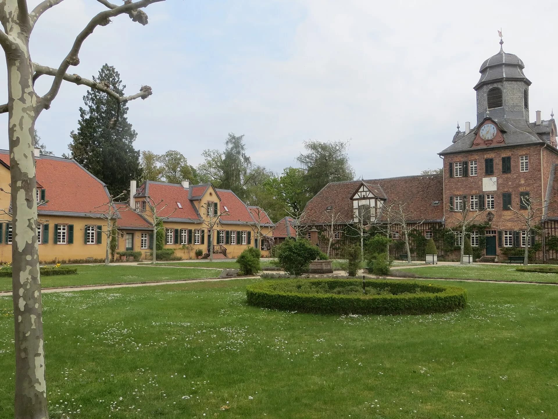 Rasenfläche im Hof von Schloss Wolfsgarten bei Langen