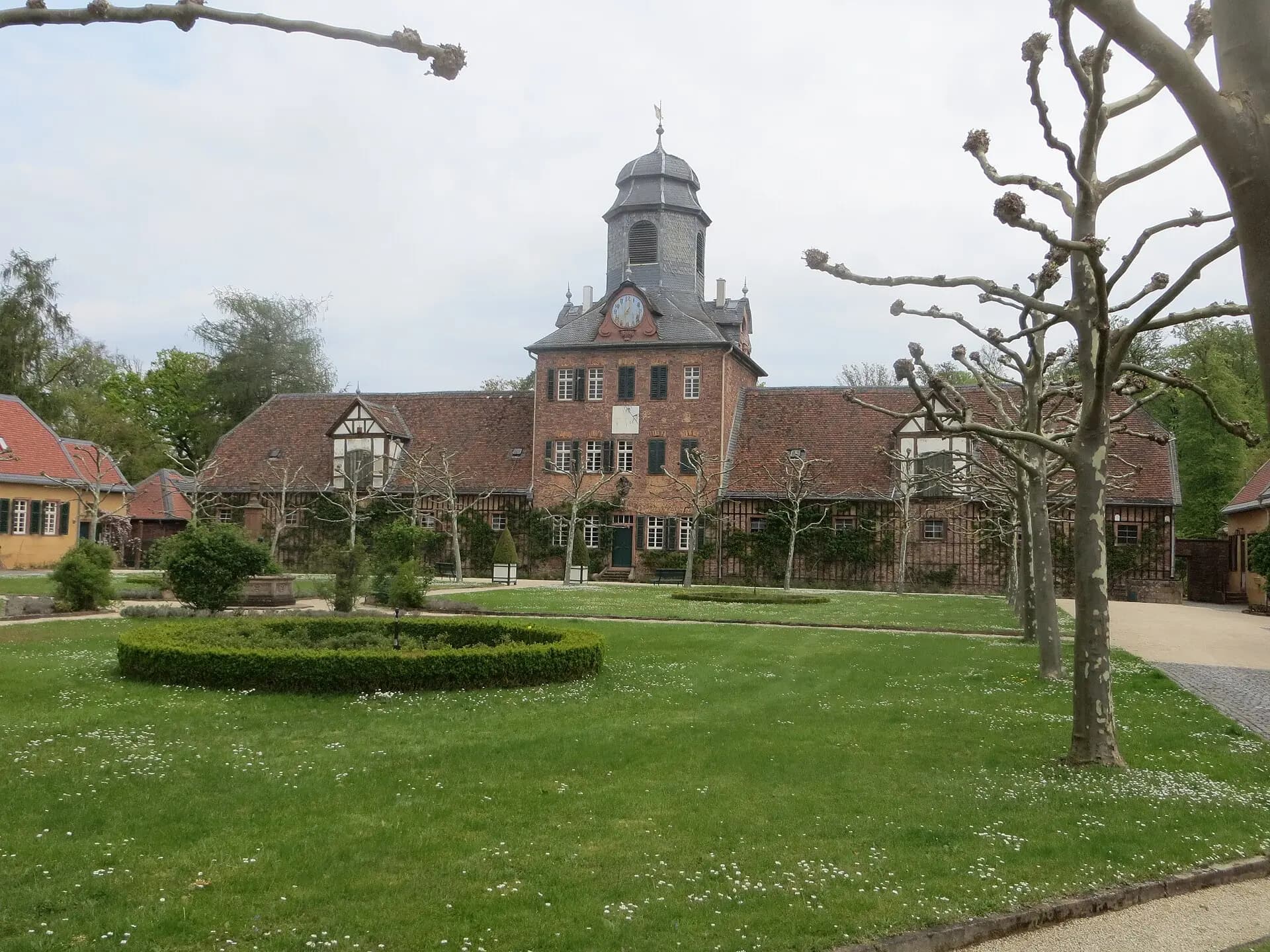 Hof von Schloss Wolfsgarten bei Langen