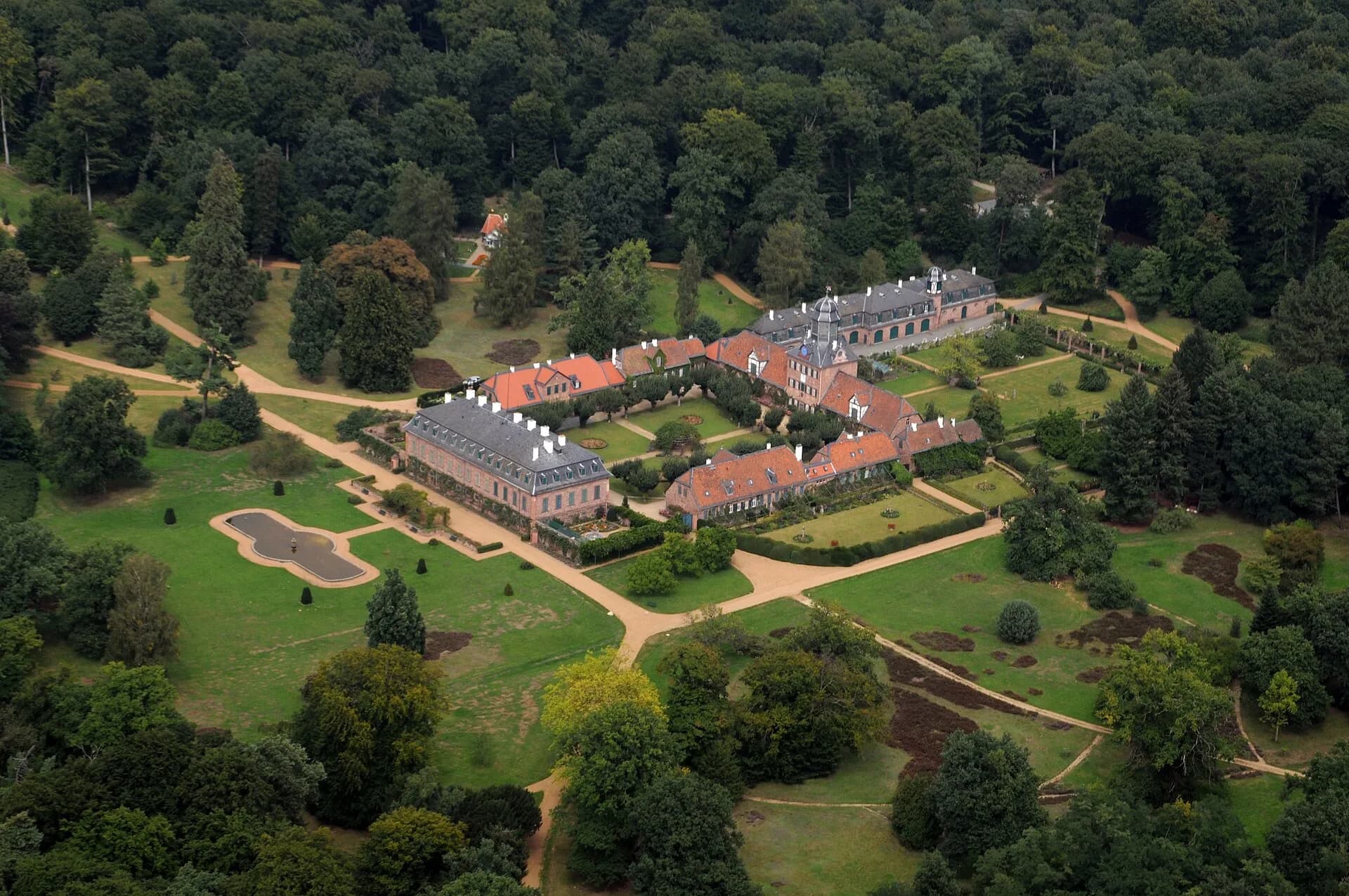 Luftbild von Schloss Wolfsgarten bei Langen