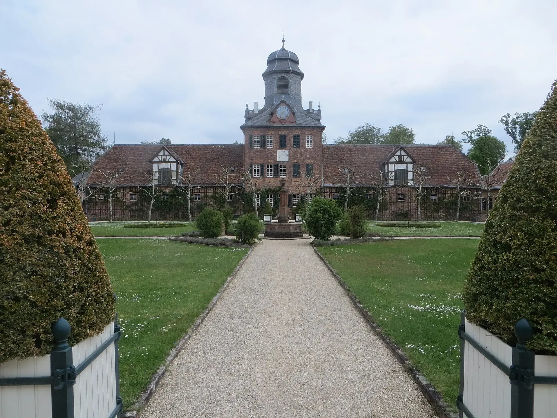 Mittelweg zum Glockenbau von Schloss Wolfsgarten bei Langen