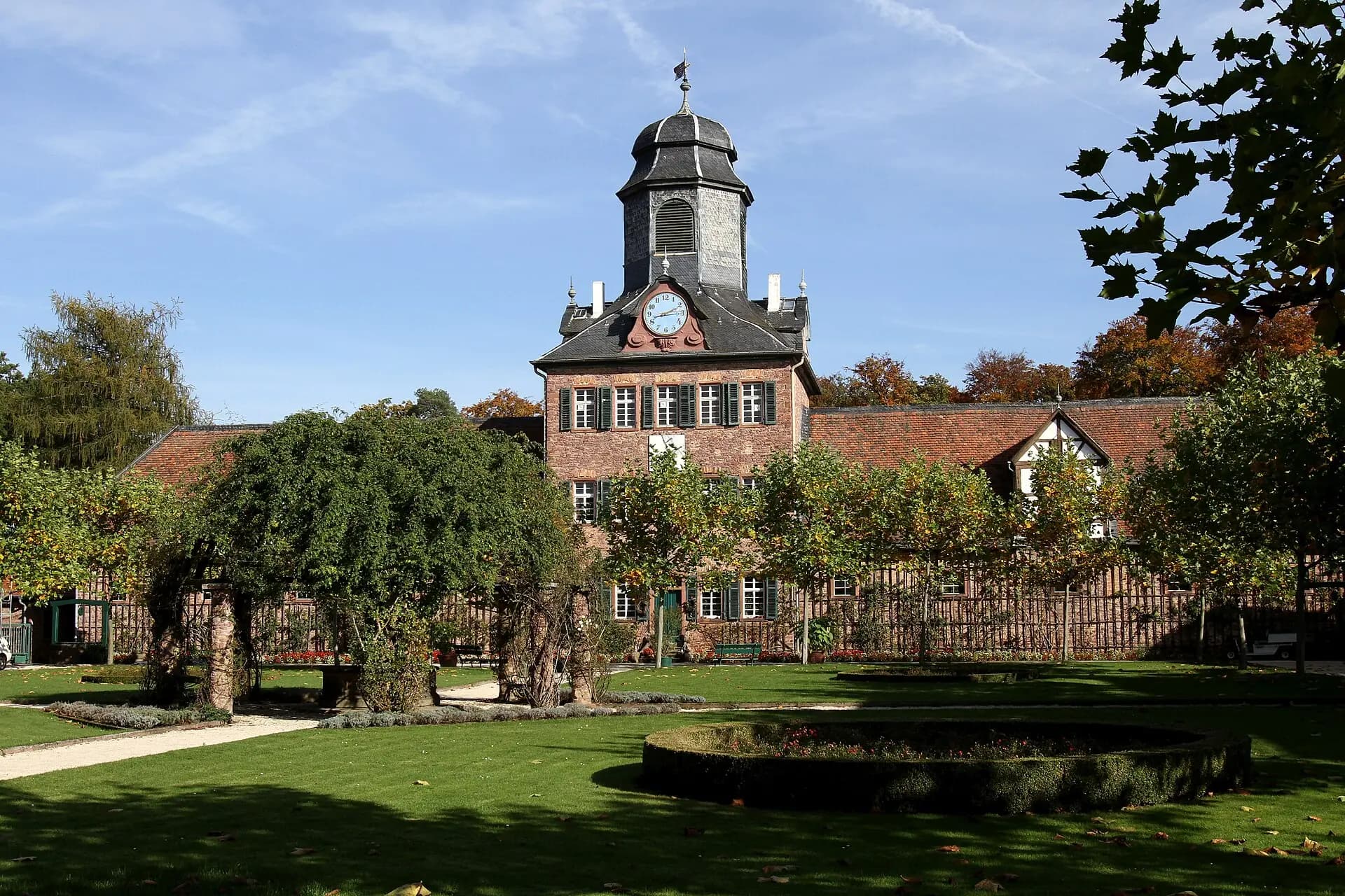 Schloss Wolfsgarten bei Langen von der Parkseite