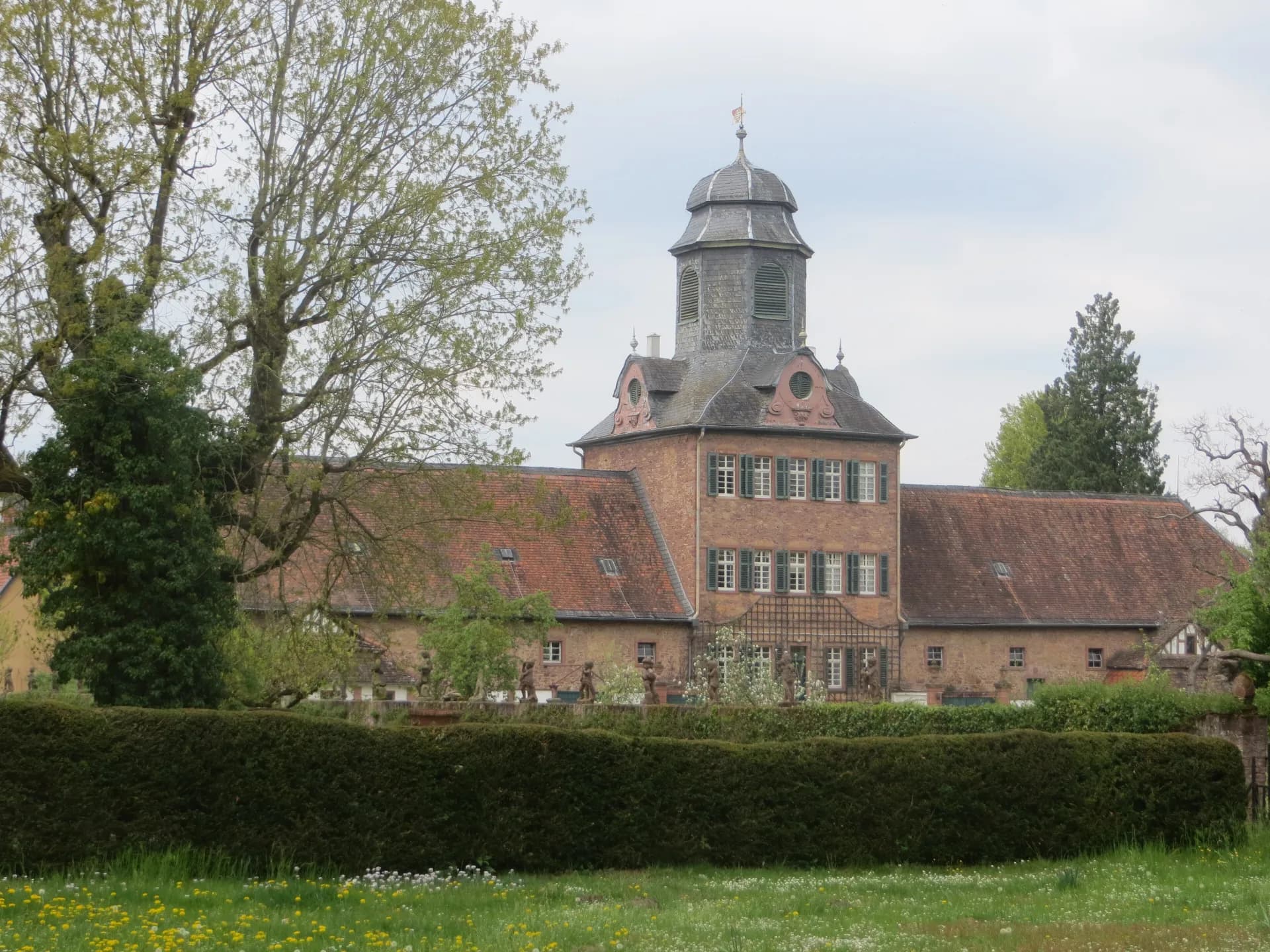 Glockenbau und Pferdestall von Schloss Wolfsgarten bei Langen