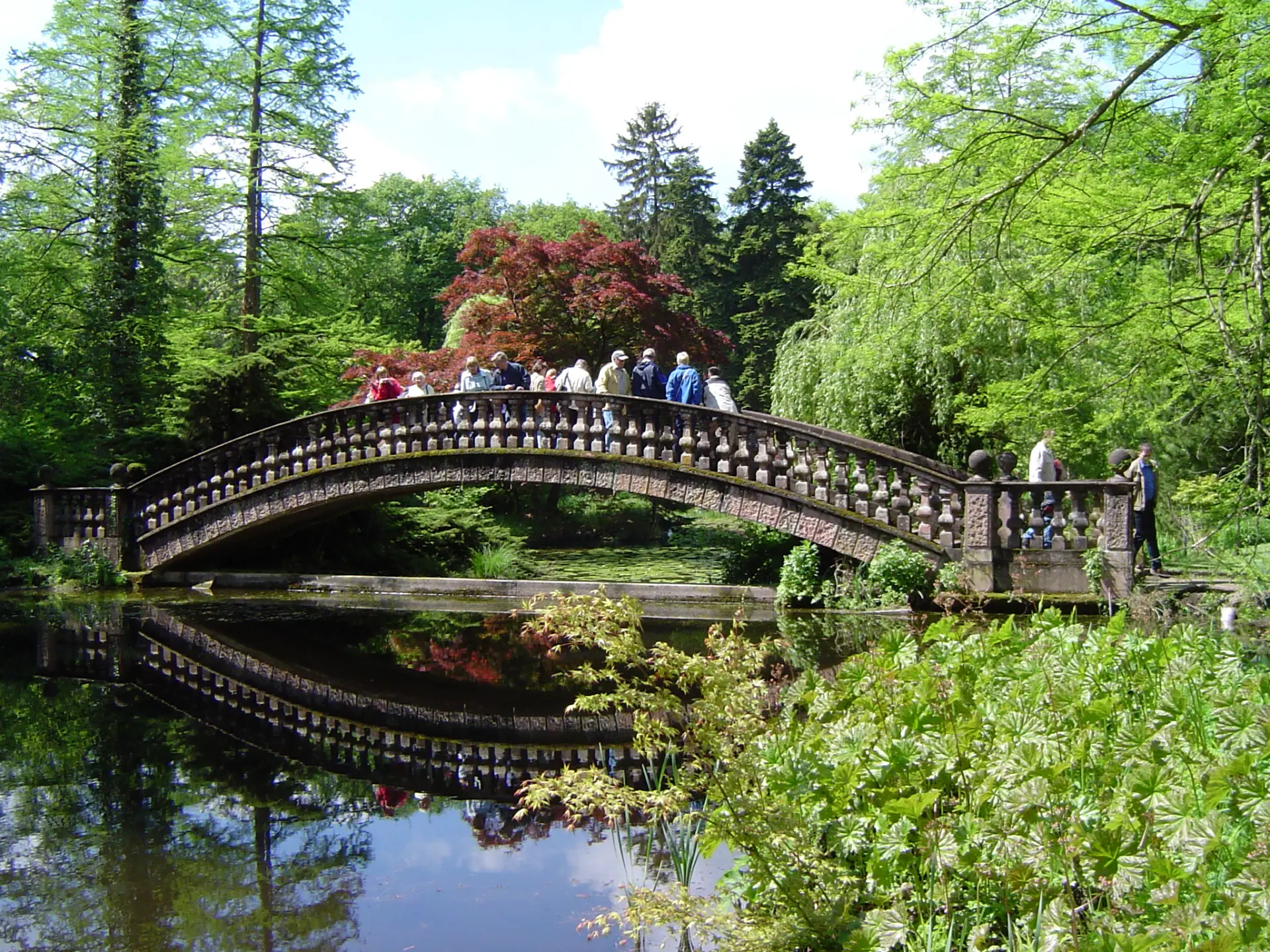 Teichbrücke im Park von Schloss Wolfsgarten bei Langen