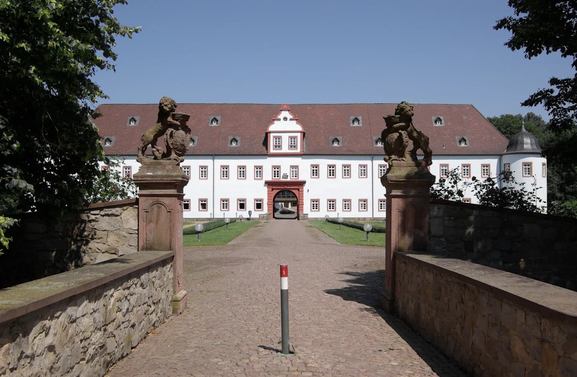 Auffahrt zum Schloss Heusenstamm