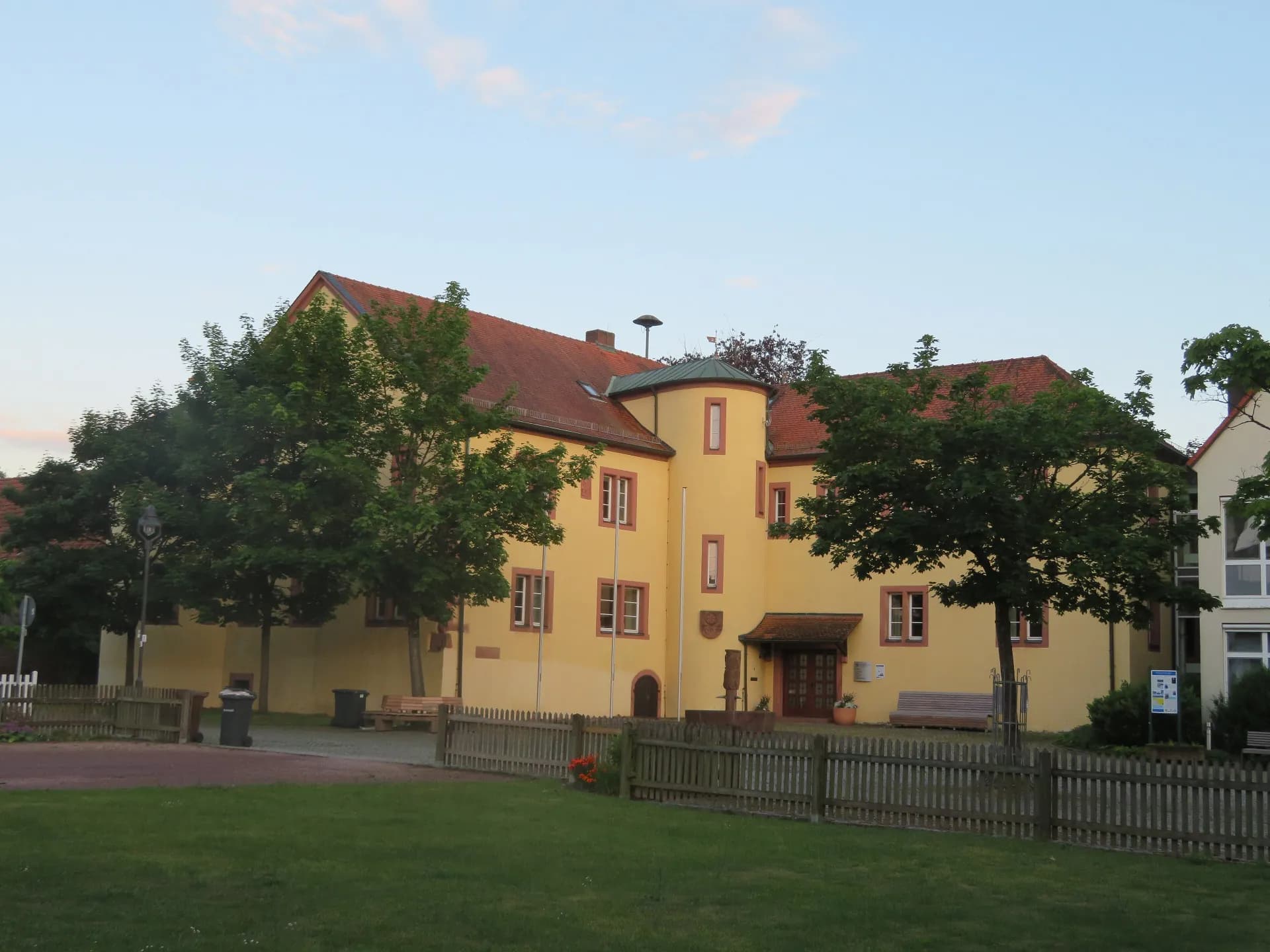 Schloss Schöllkrippen mit Parkwiese