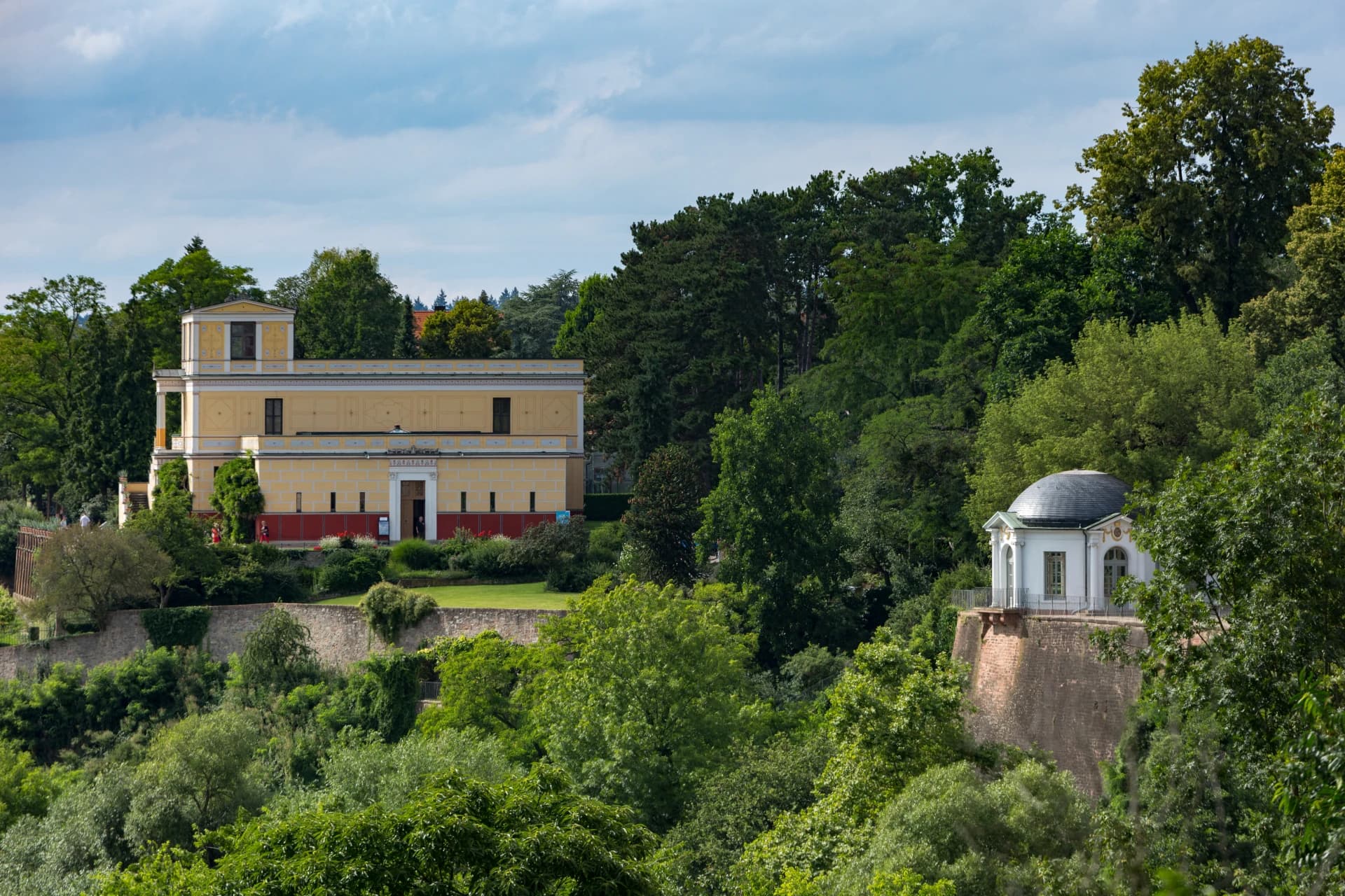 Blick über den Schlossgarten auf das Pompejanum in Aschaffenburg