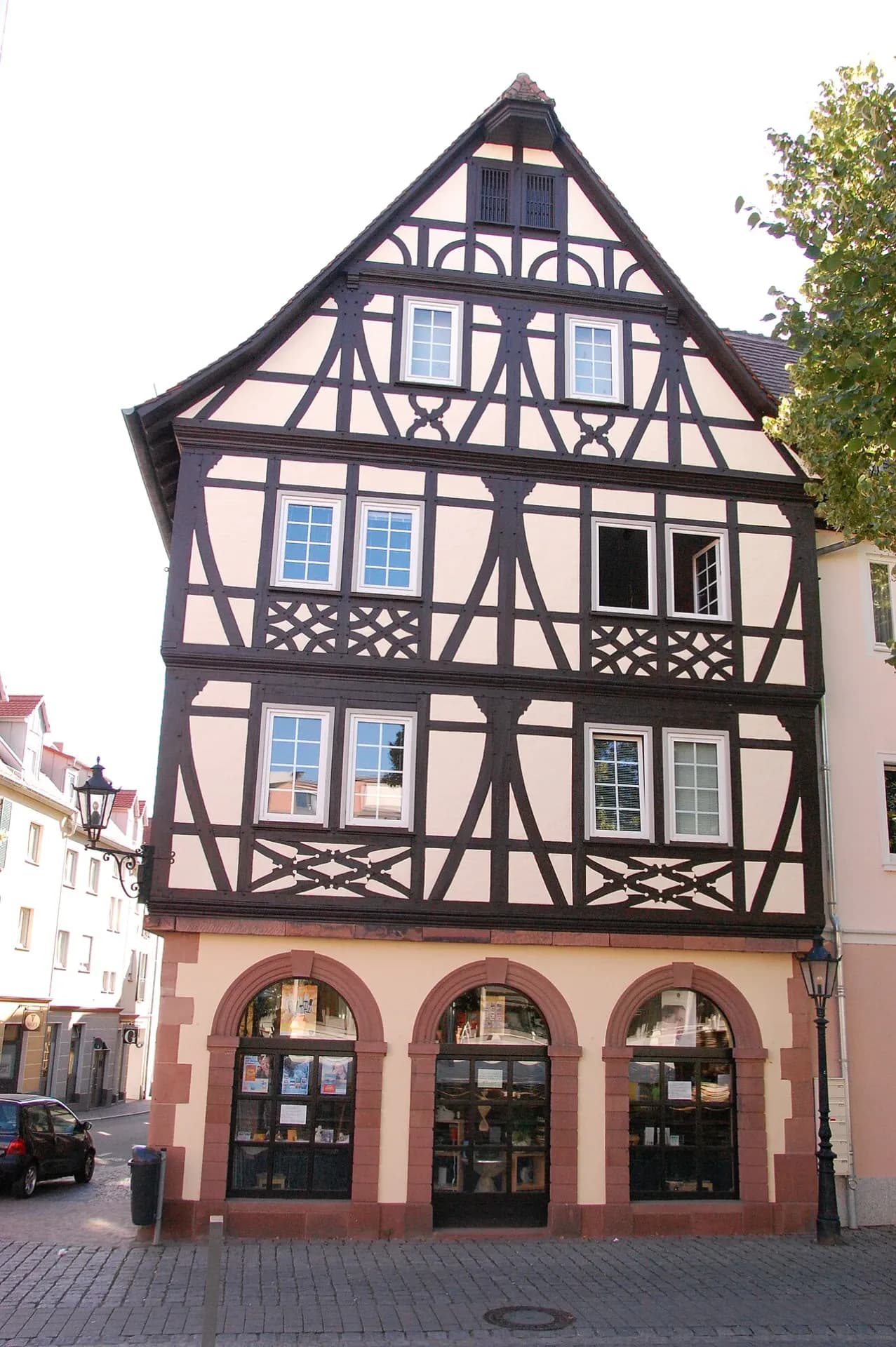 Fachwerkhaus mit Arkaden in der Schloßgasse 1 in Aschaffenburg