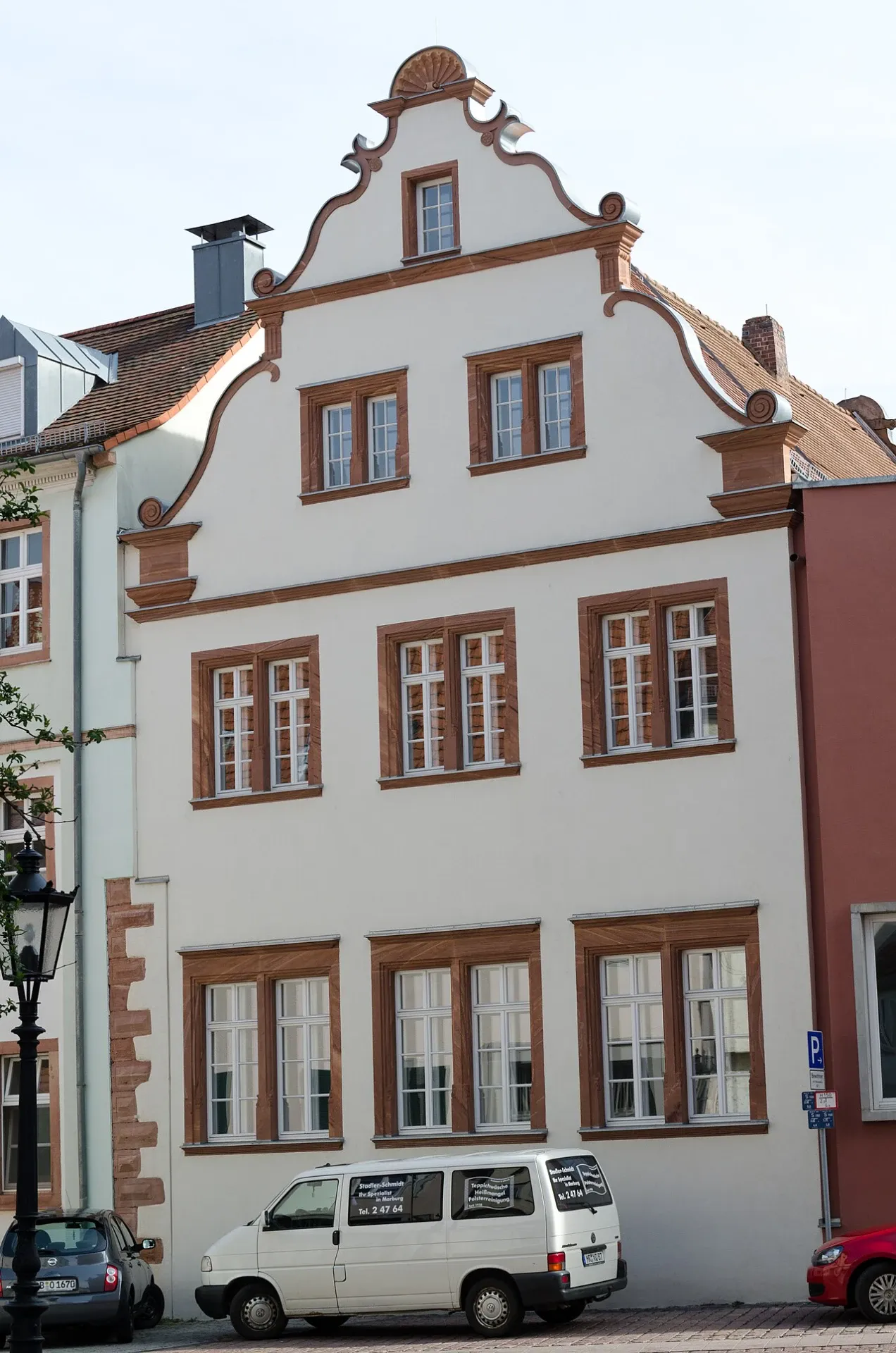Barockhaus mit Volutengiebel in der Schloßgasse 8 in Aschaffenburg