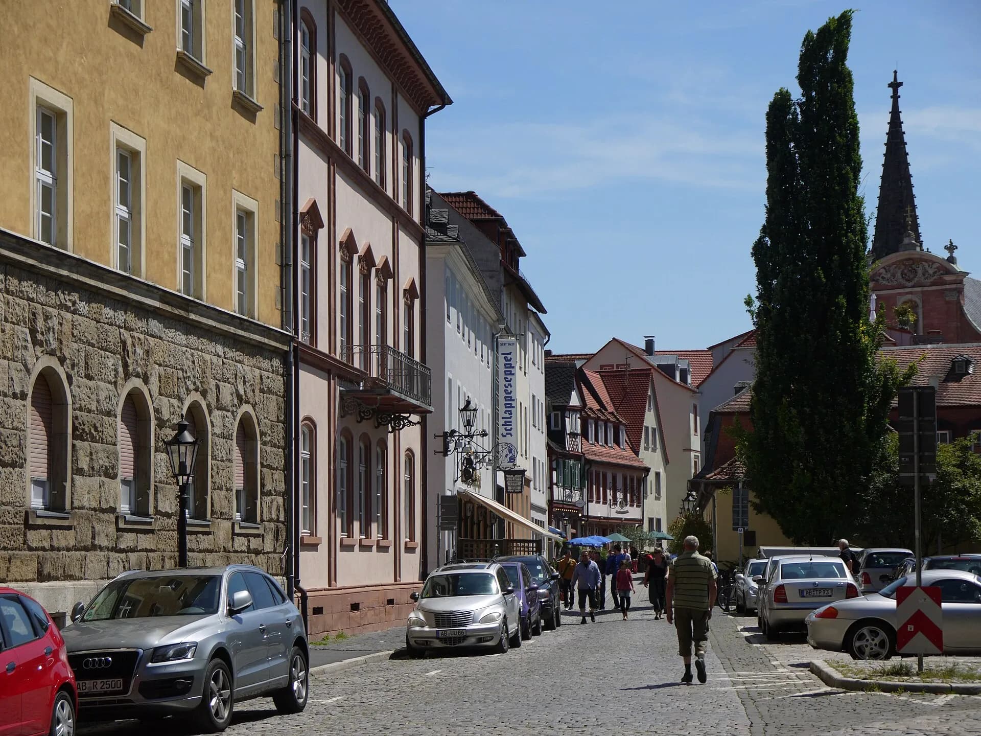 Schloßgasse mit Blick auf den Kirchturm in Aschaffenburg
