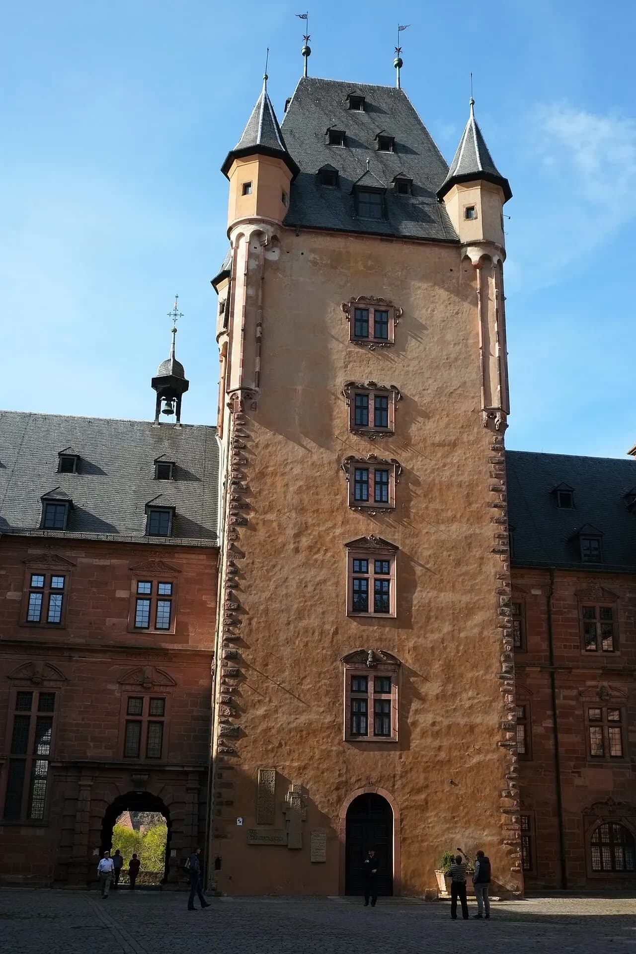 Innenhof von Schloss Johannisburg mit Bergfried in Aschaffenburg