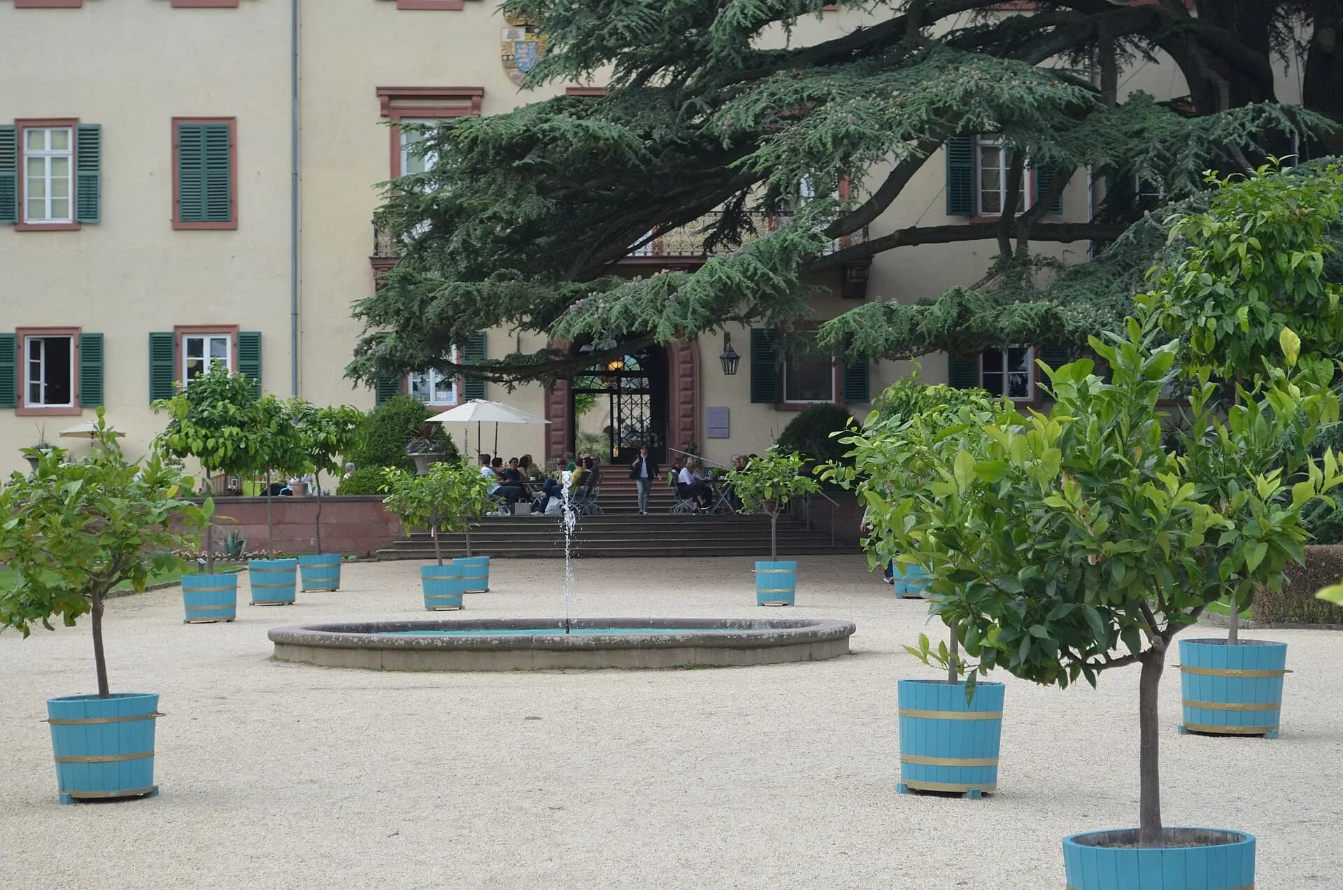 Schlosshof mit Kübelpflanzen in Bad Homburg