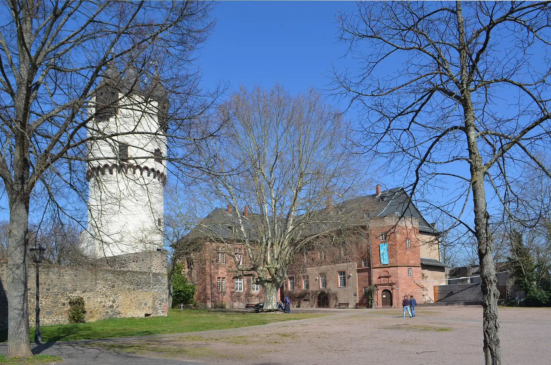 Schlosshof mit Weißem Turm in Hanau-Steinheim