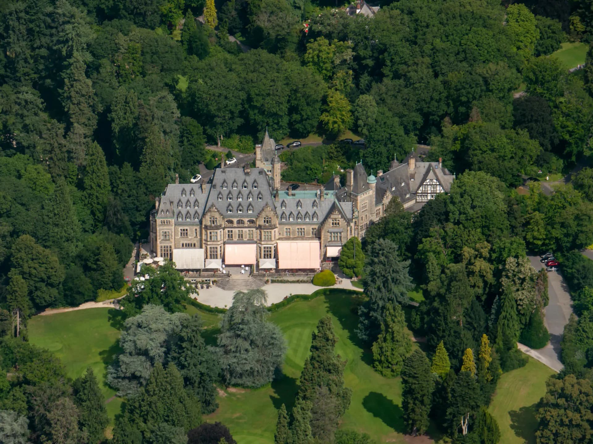 Luftbild des Schlosshotels Kronberg mit Park
