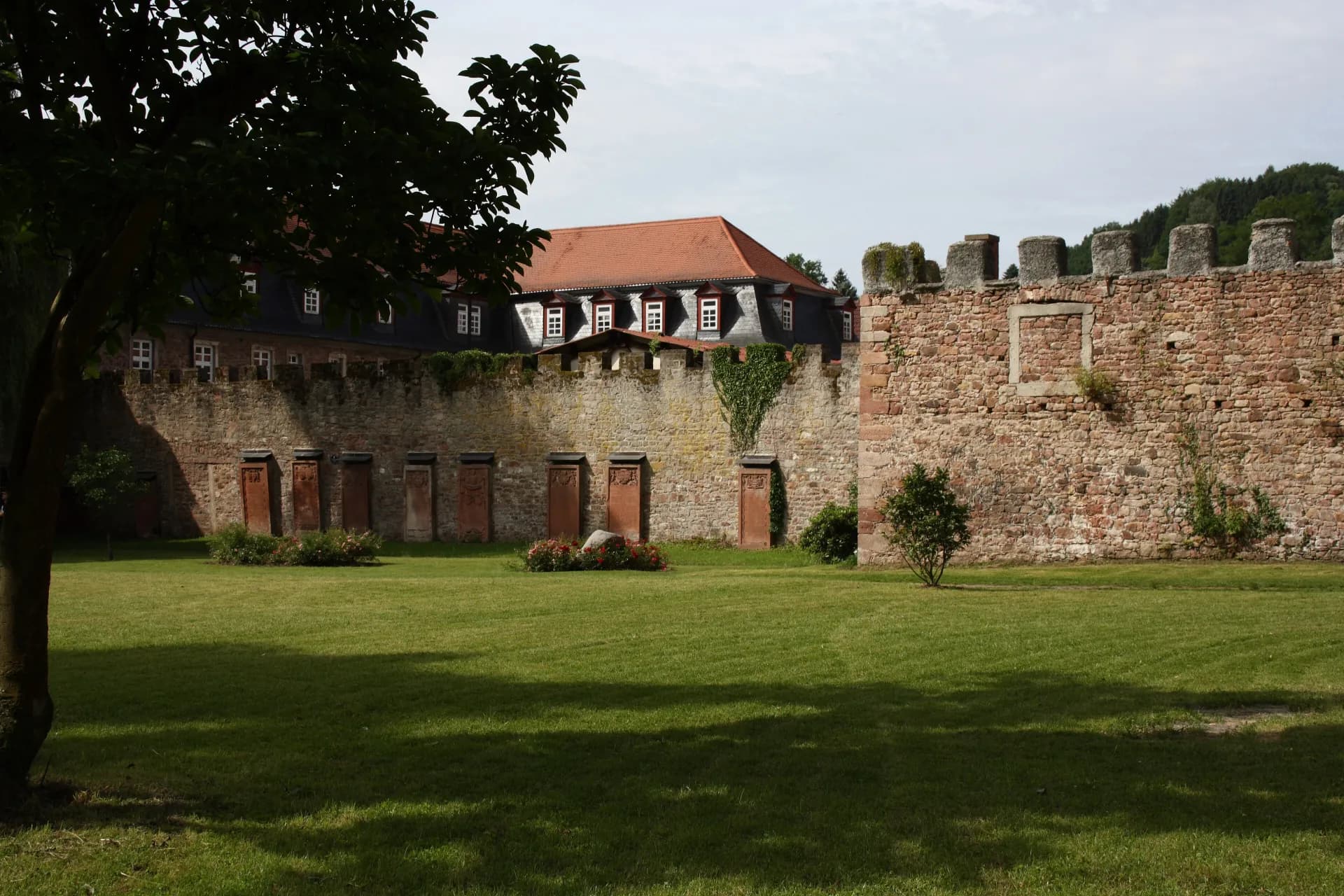 Schlosspark mit historischer Mauer in Wächtersbach