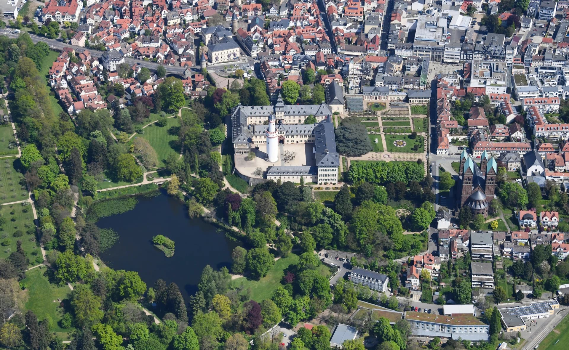 Luftaufnahme von Schlosspark und Schlossweiher in Bad Homburg