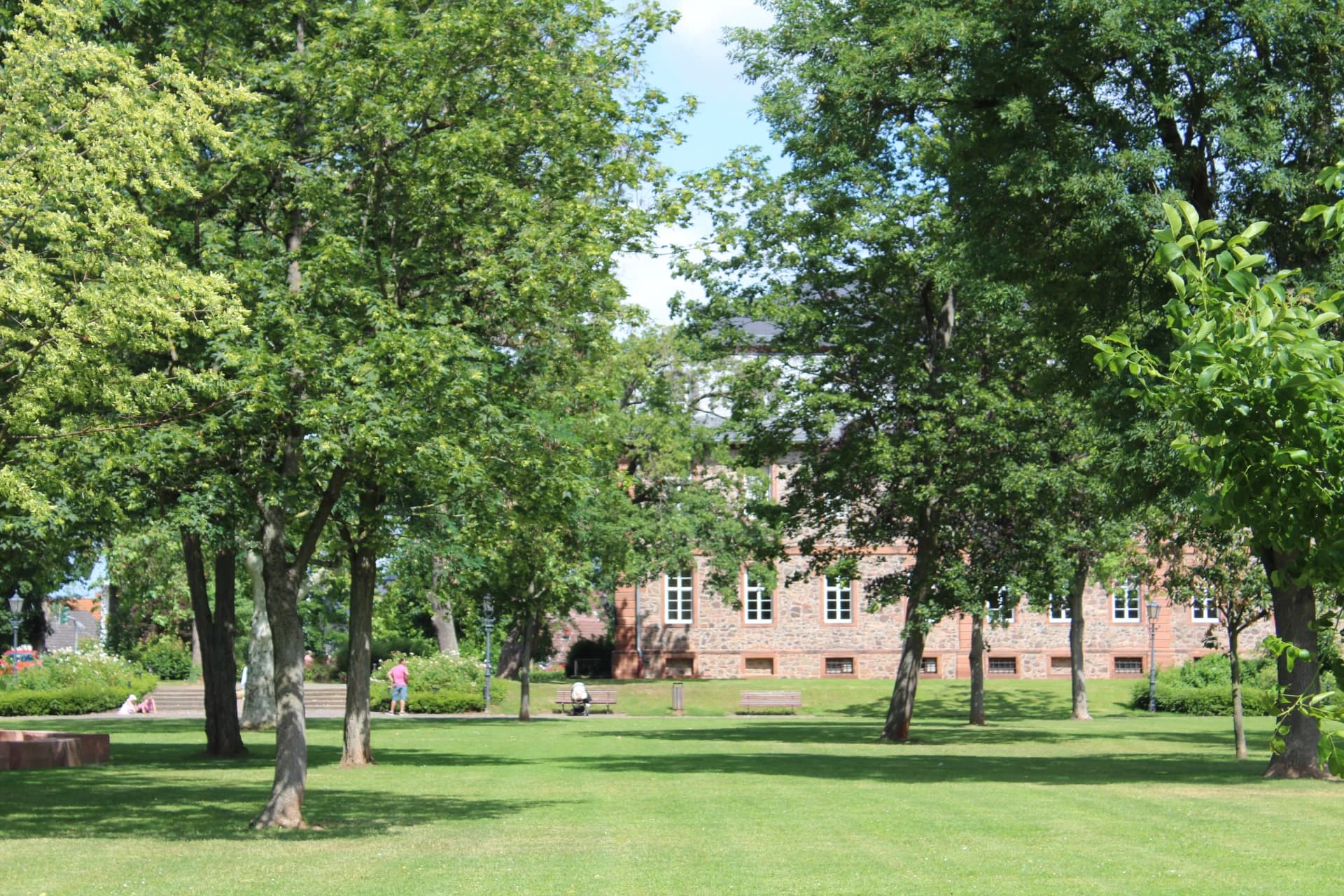 Blick durch den Schlosspark auf das Schloss in Langenselbold