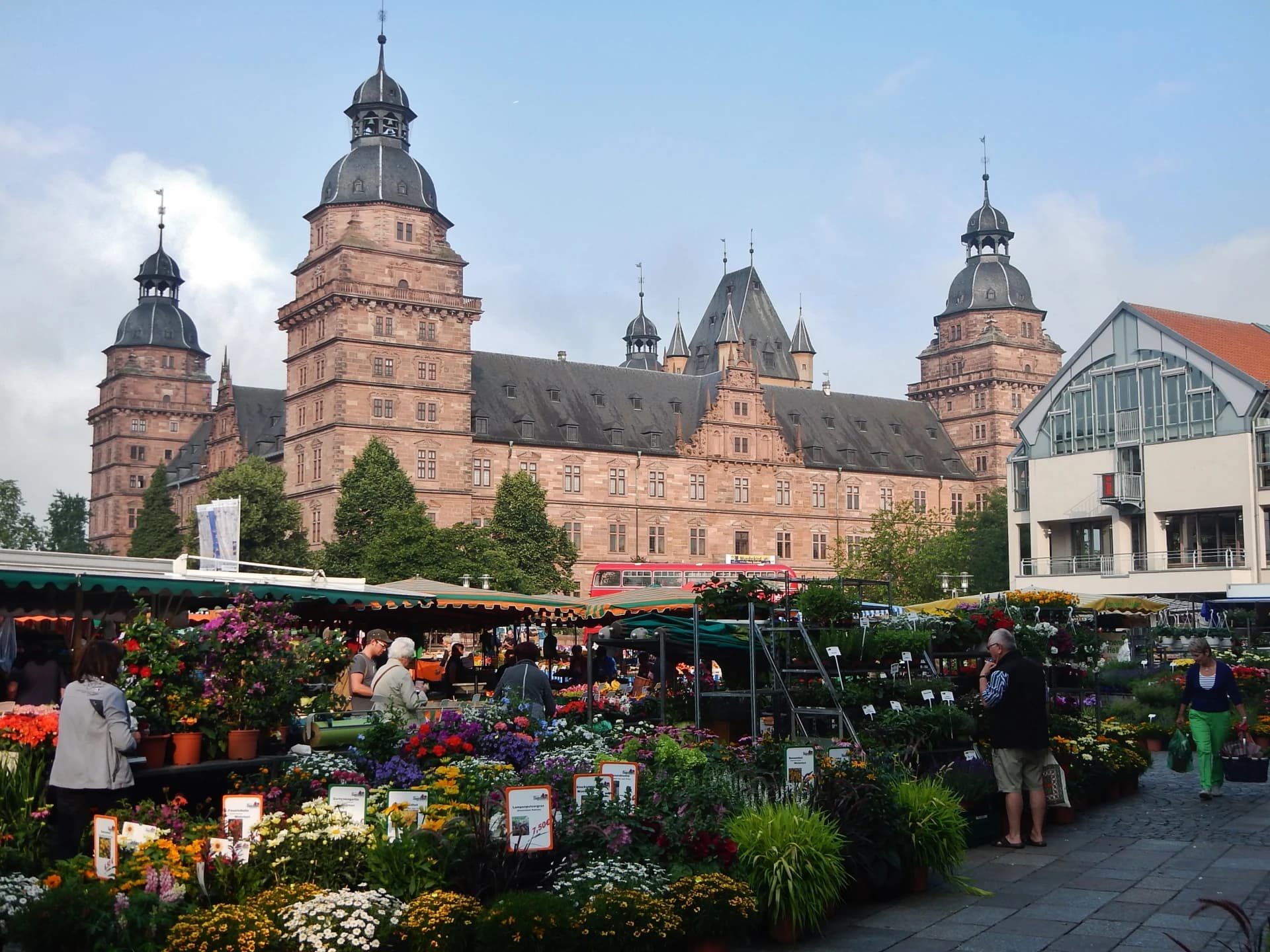 Blumenmarkt auf dem Schlossplatz vor Schloss Johannisburg in Aschaffenburg