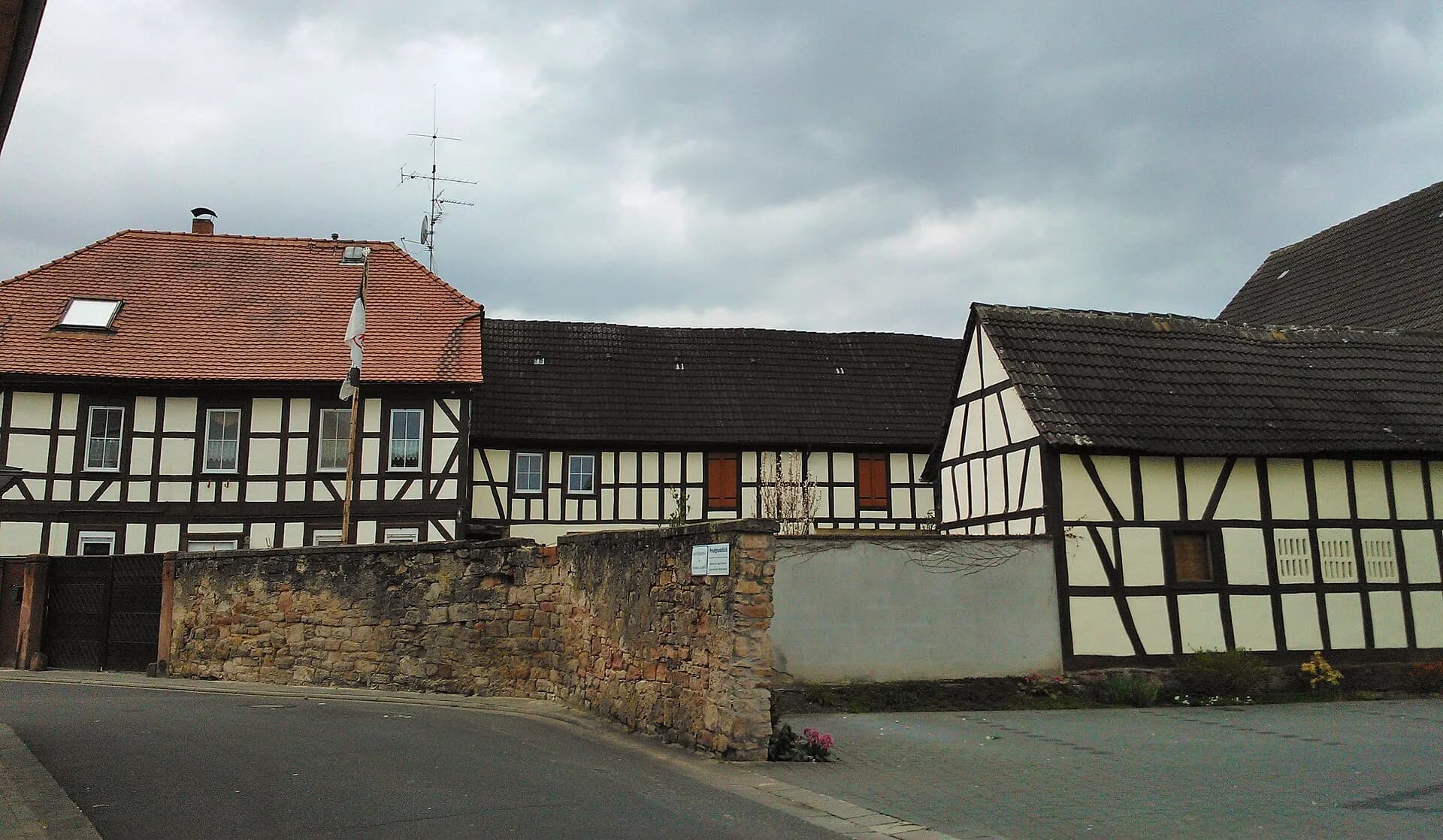 Seitenansicht des Gebäudes am ehemaligen Schlossstandort in Schaafheim