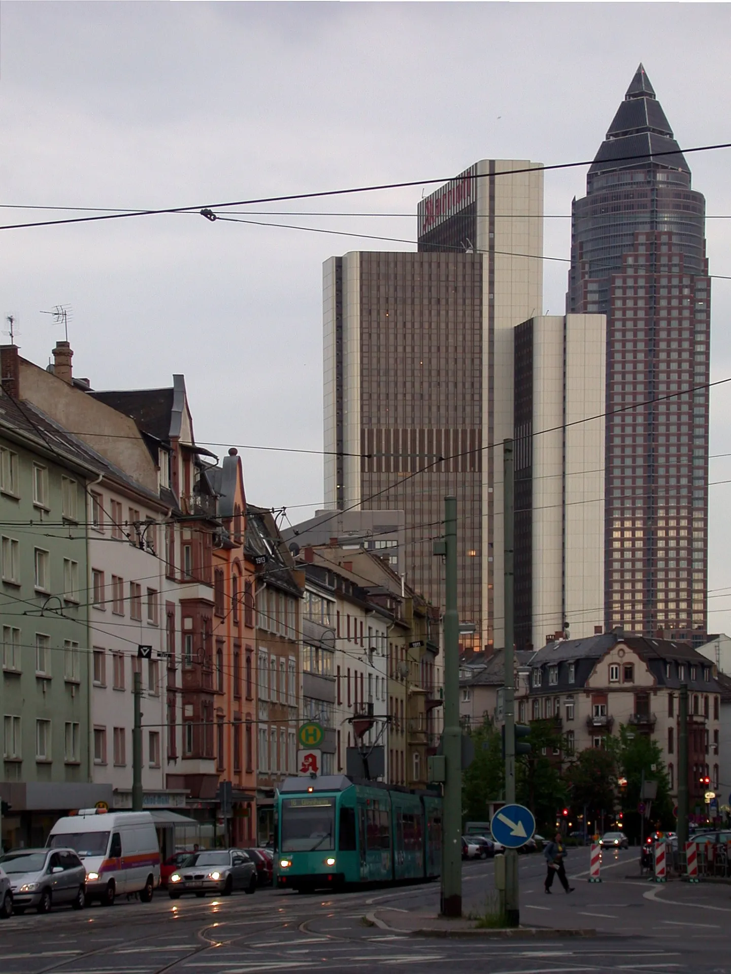 Schloßstraße in Frankfurt Bockenheim mit Blick auf den Messeturm