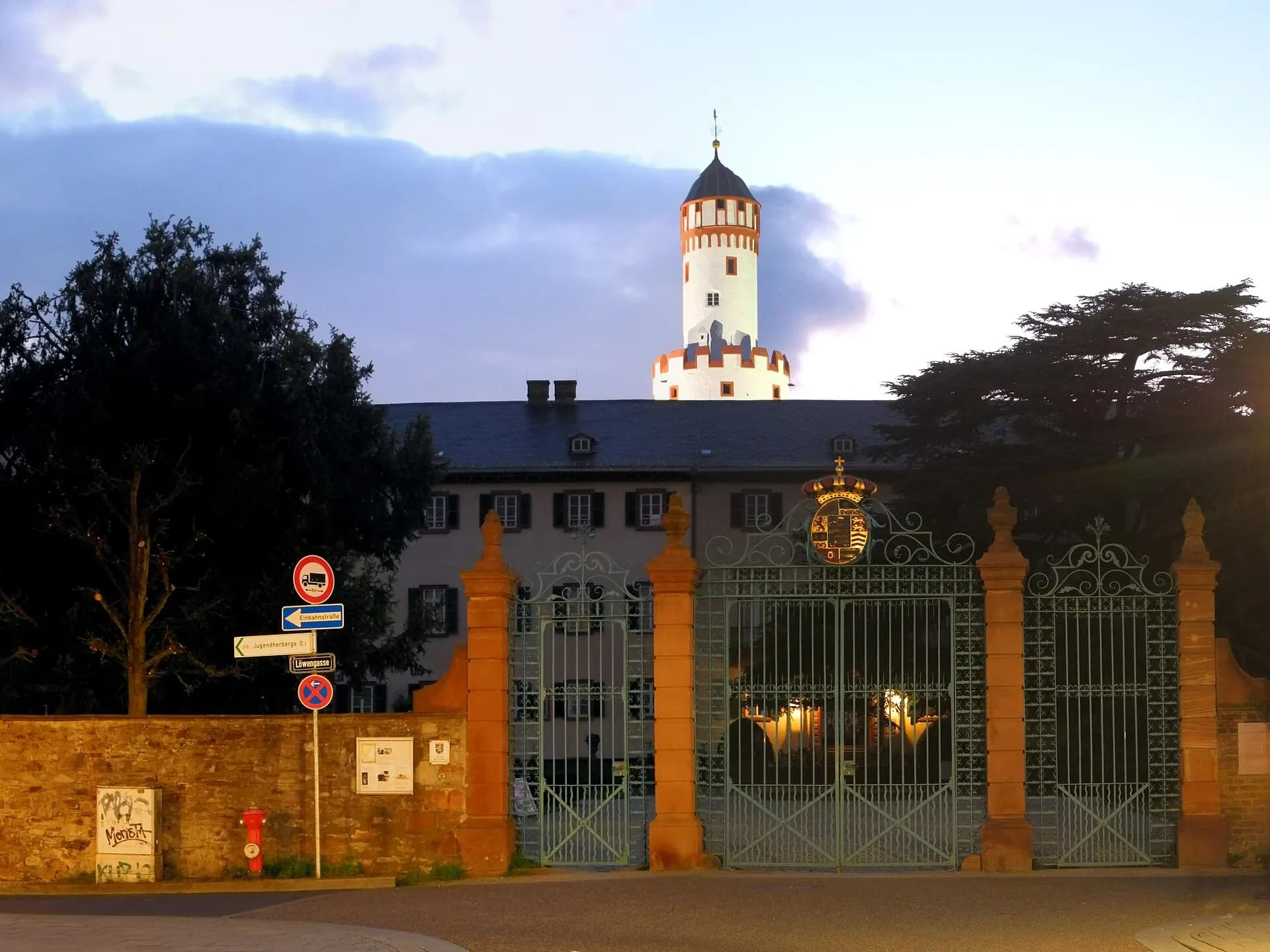 Schlosstor mit Turm im Abendlicht in Bad Homburg