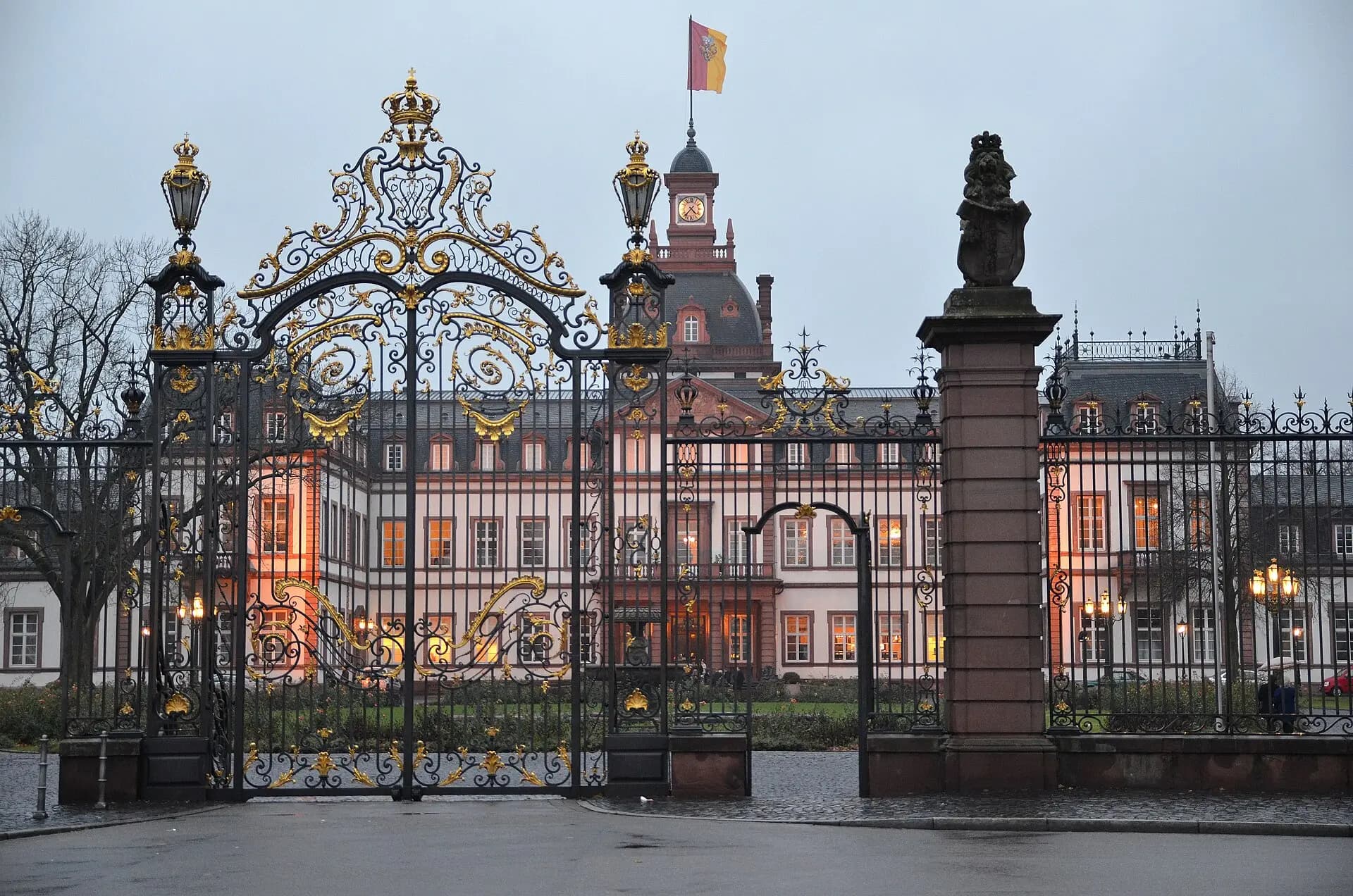 Schmucktor vor Schloss Philippsruhe in Hanau-Kesselstadt