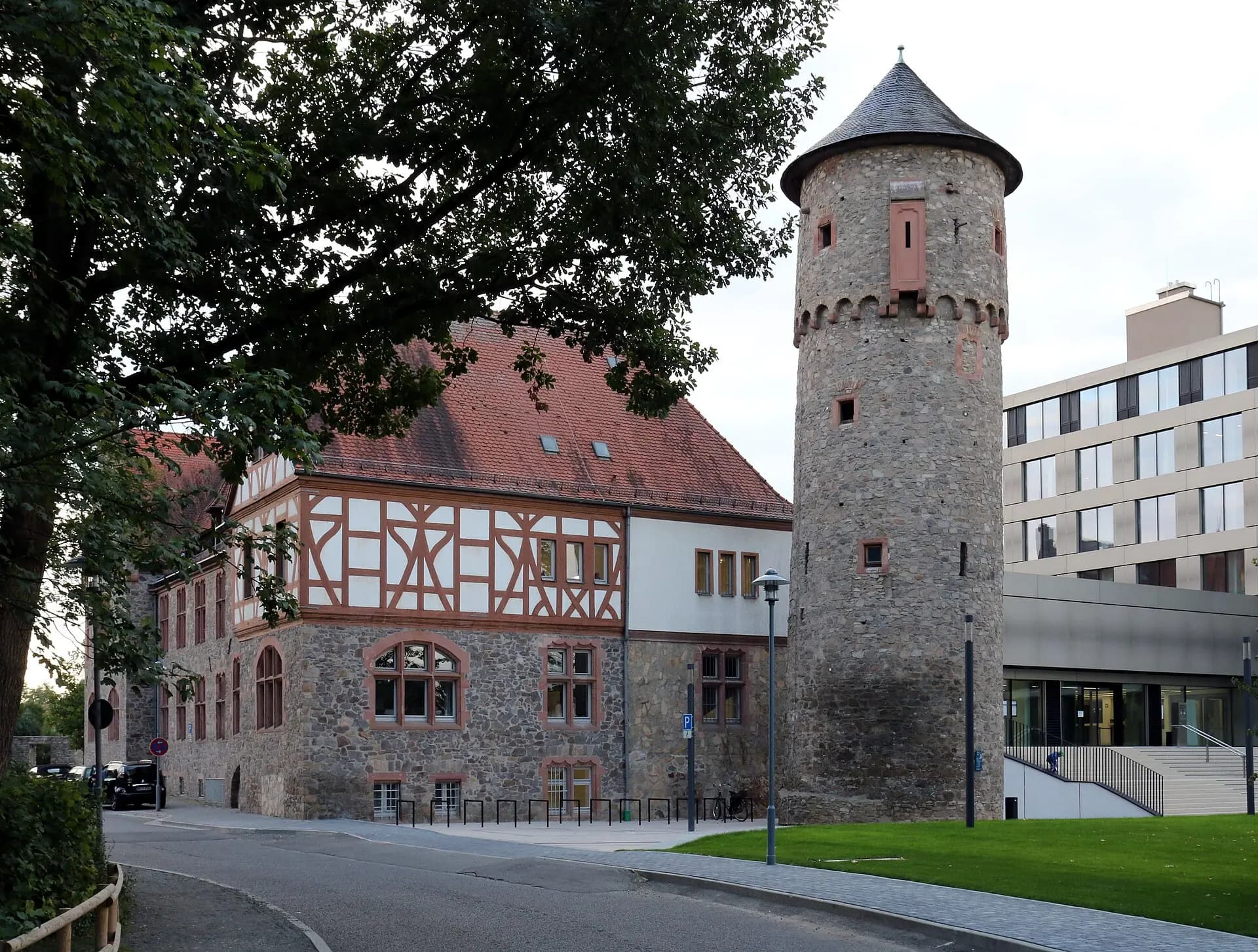 Schlossturm hinter der Stadtmauer in Dieburg