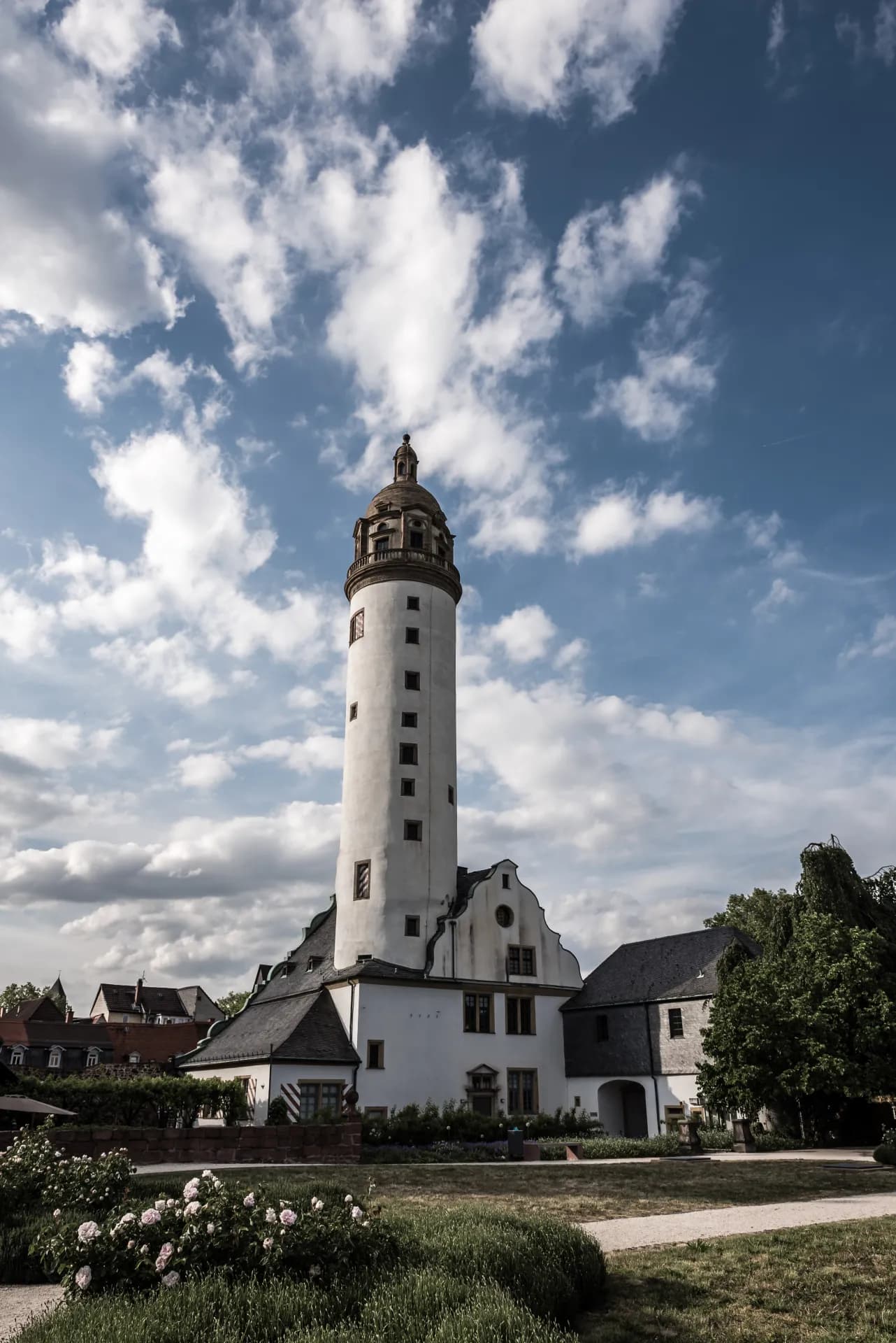 Schlossturm über der Altstadt von Frankfurt Höchst