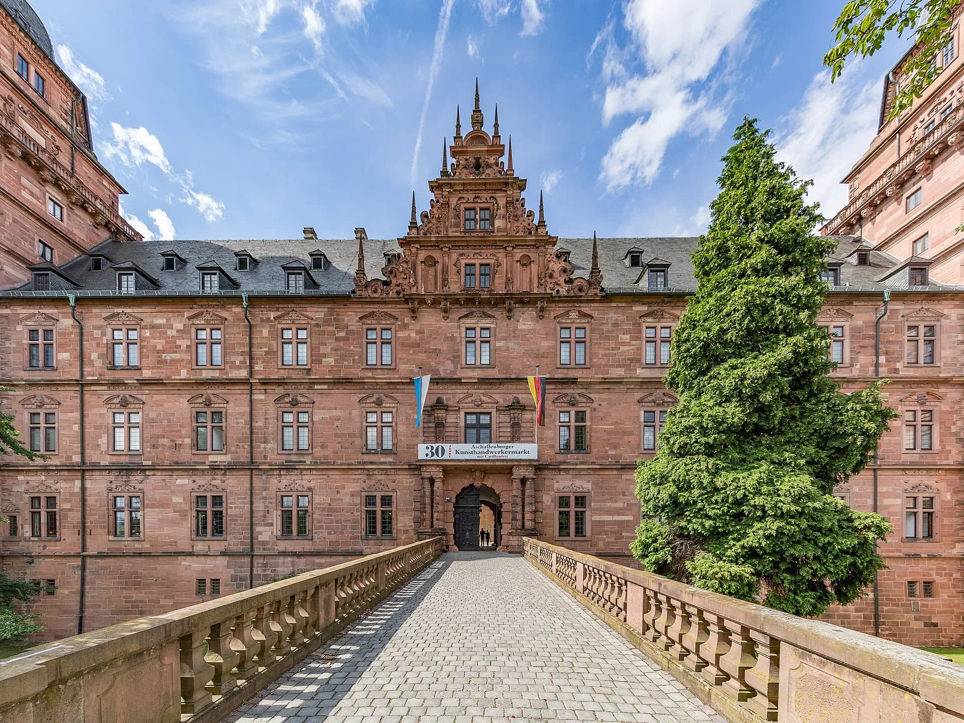 Zugang zu Schloss Johannisburg über die Grabenbrücke in Aschaffenburg