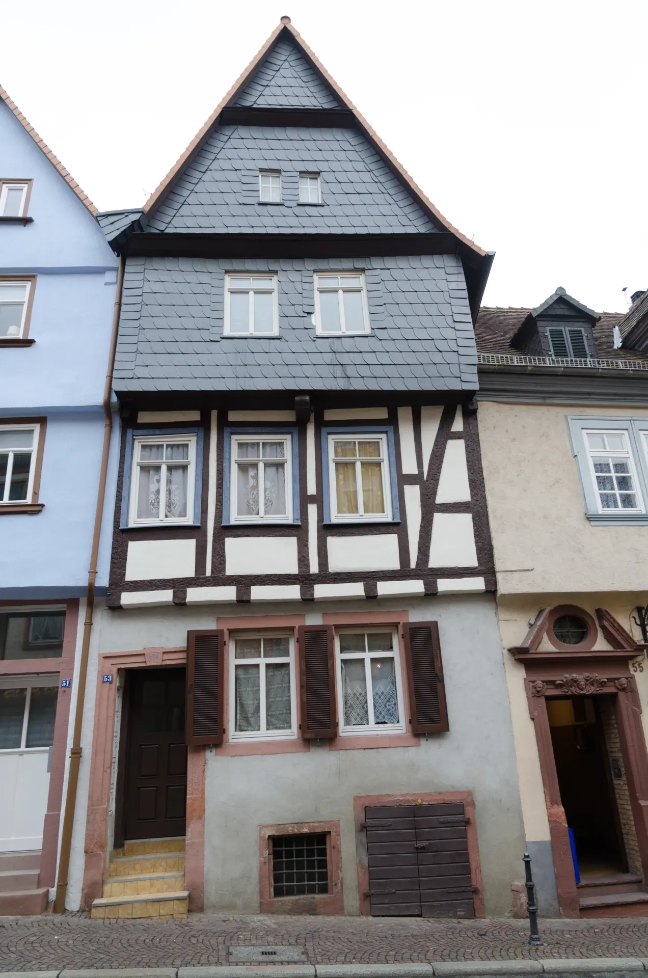 Schmales Fachwerkhaus in der Dalbergstraße in Aschaffenburg