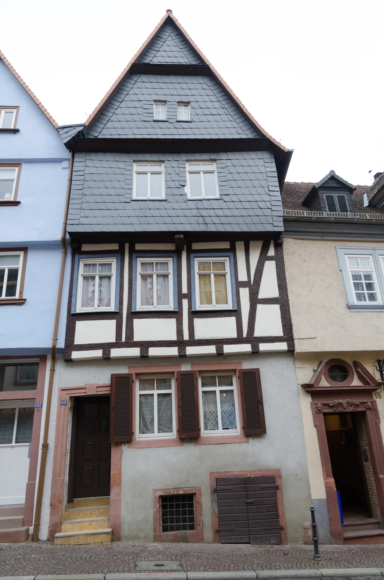 Schmales Fachwerkhaus in der Dalbergstraße in Aschaffenburg