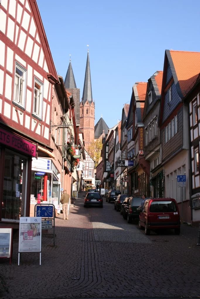 Schmidtgasse mit Blick auf die Marienkirche in Gelnhausen