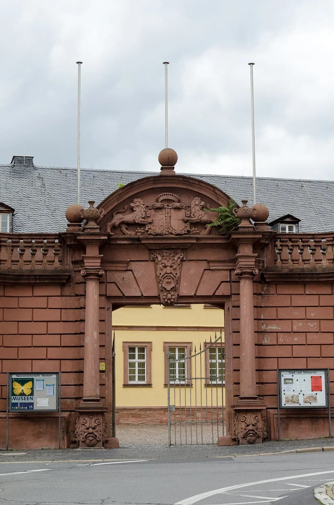 Torbogen des Schönborner Hofs in Aschaffenburg
