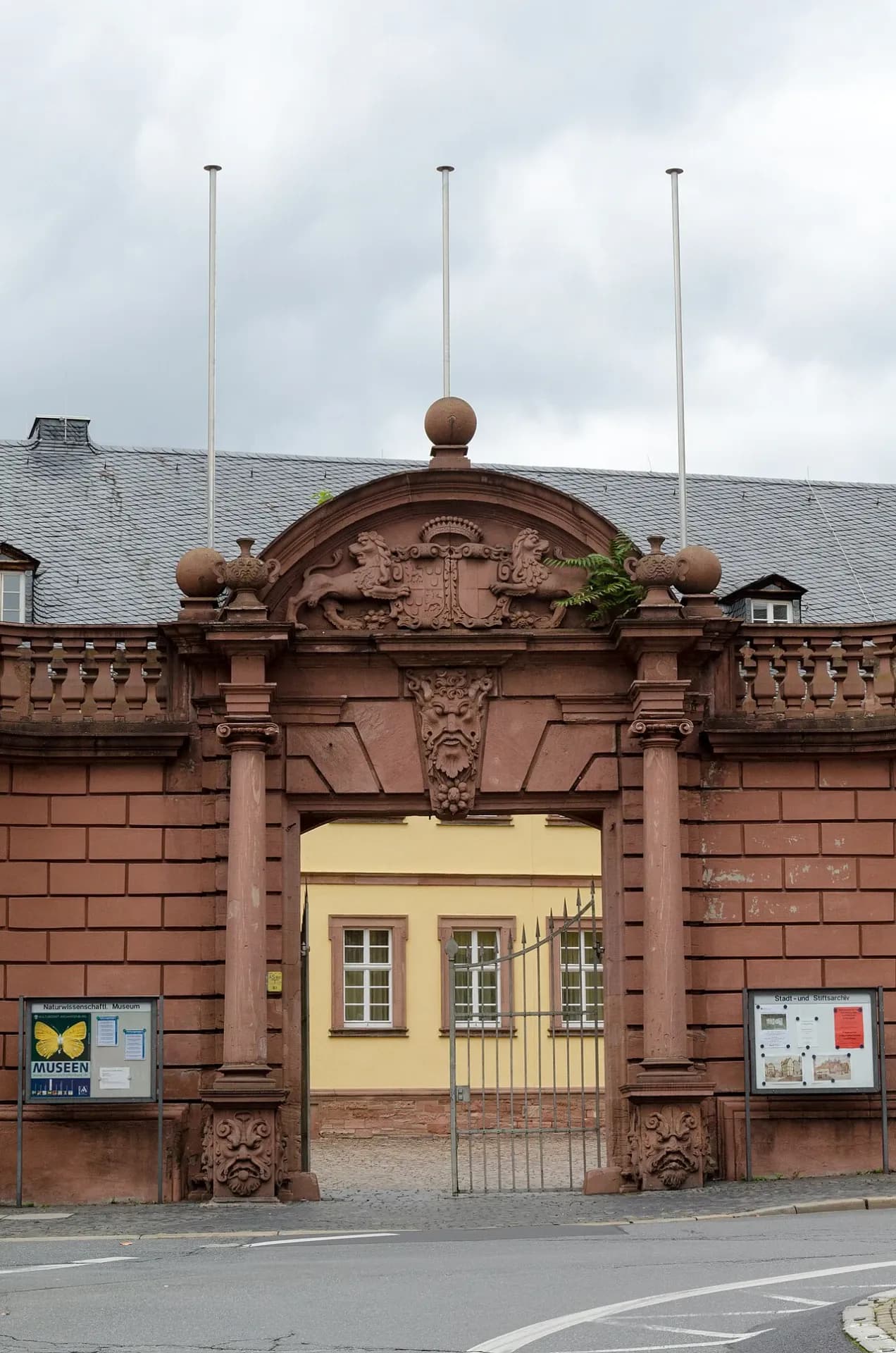 Renaissance-Torbogen des Schönborner Hofs in Aschaffenburg
