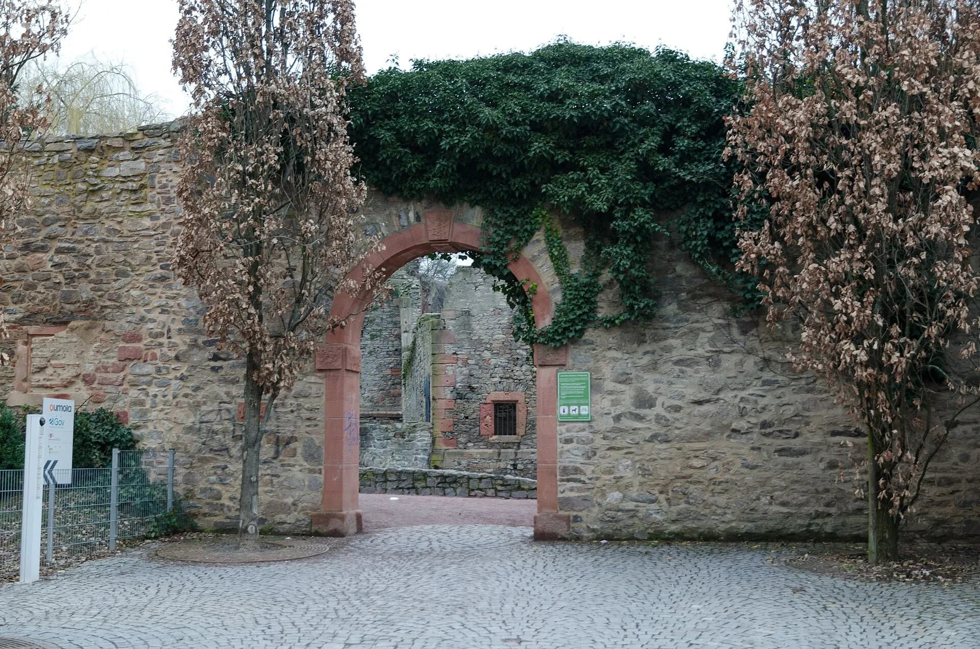 Torbogen in der Stadtmauer am Park Schöntal in Aschaffenburg
